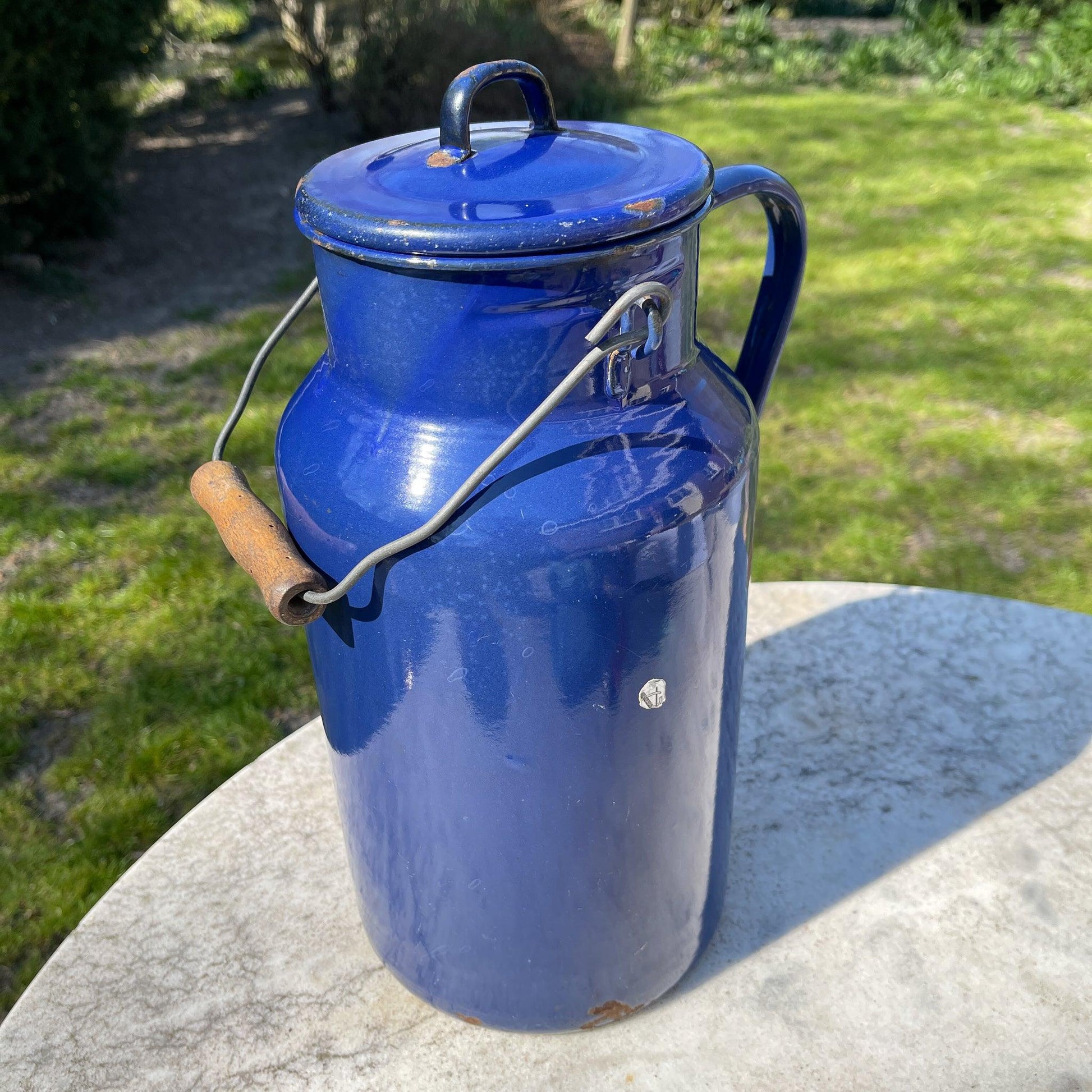 Blauwe emaille melkbus met deksel en houten handvat - Bamestra Curiosa