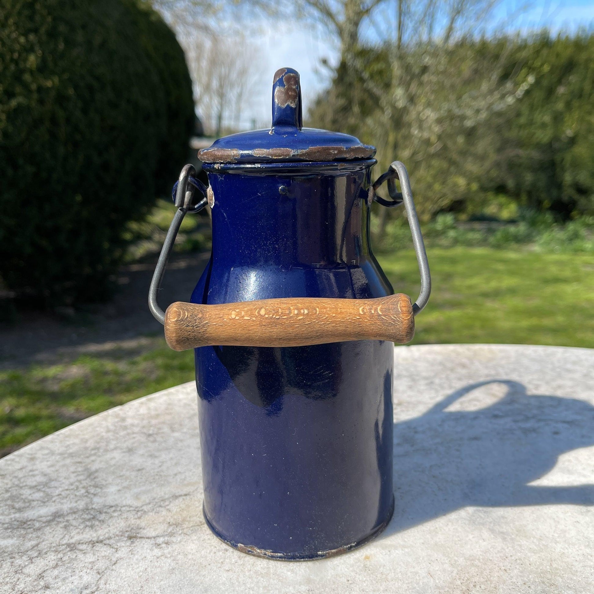 Blauwe emaille melkbus met deksel en houten handvat - Bamestra Curiosa