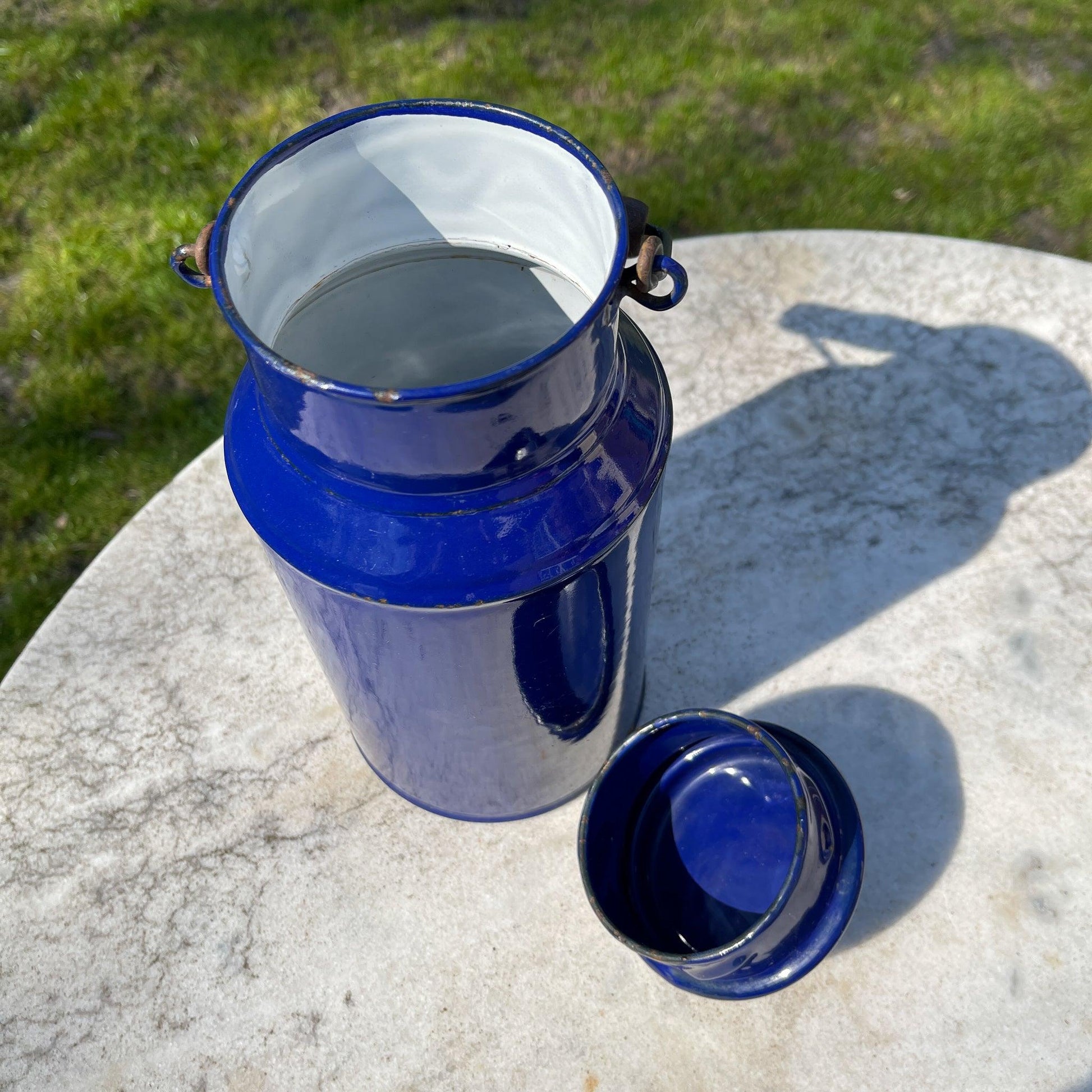 Blauwe emaille melkbus met deksel en houten handvat - Bamestra Curiosa