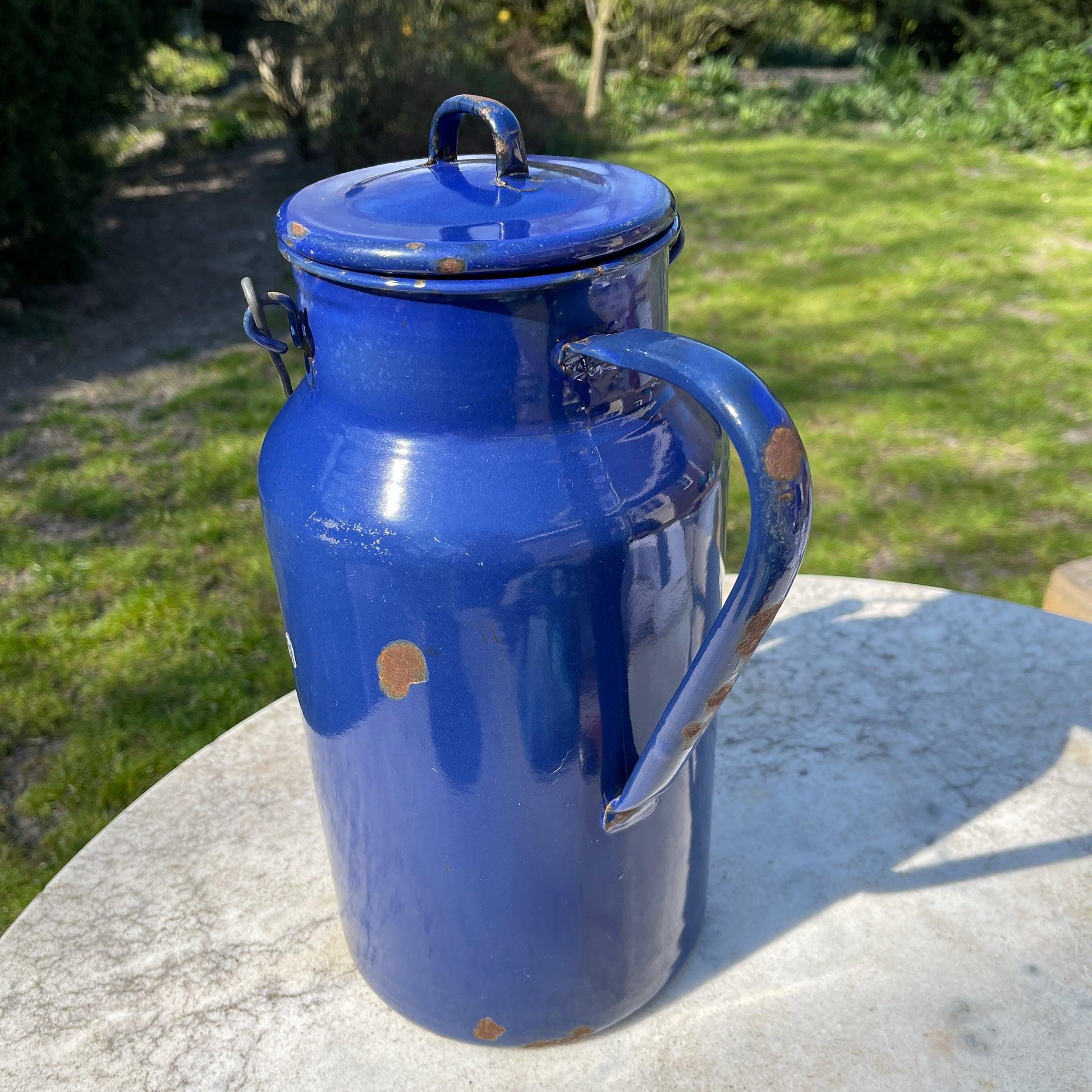 Blauwe emaille melkbus met deksel en houten handvat - Bamestra Curiosa