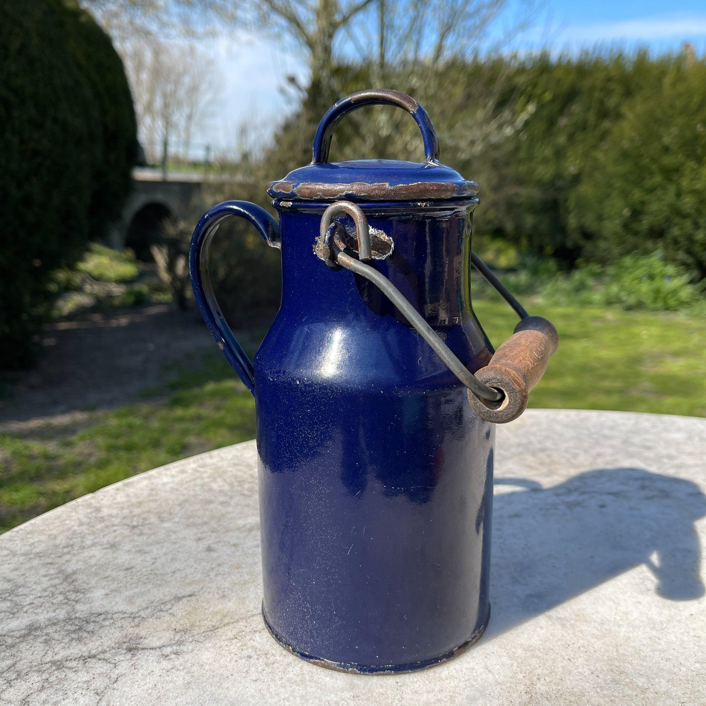 Blauwe emaille melkbus met deksel en houten handvat - Bamestra Curiosa