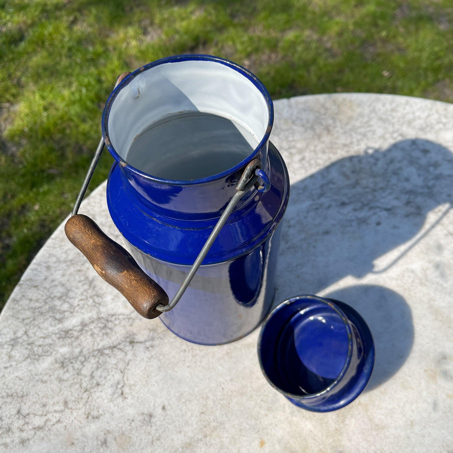 Blauwe emaille melkbus met deksel en houten handvat - Bamestra Curiosa