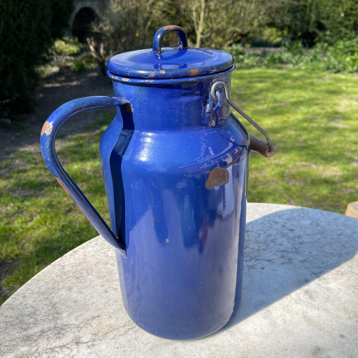 Blauwe emaille melkbus met deksel en houten handvat - Bamestra Curiosa
