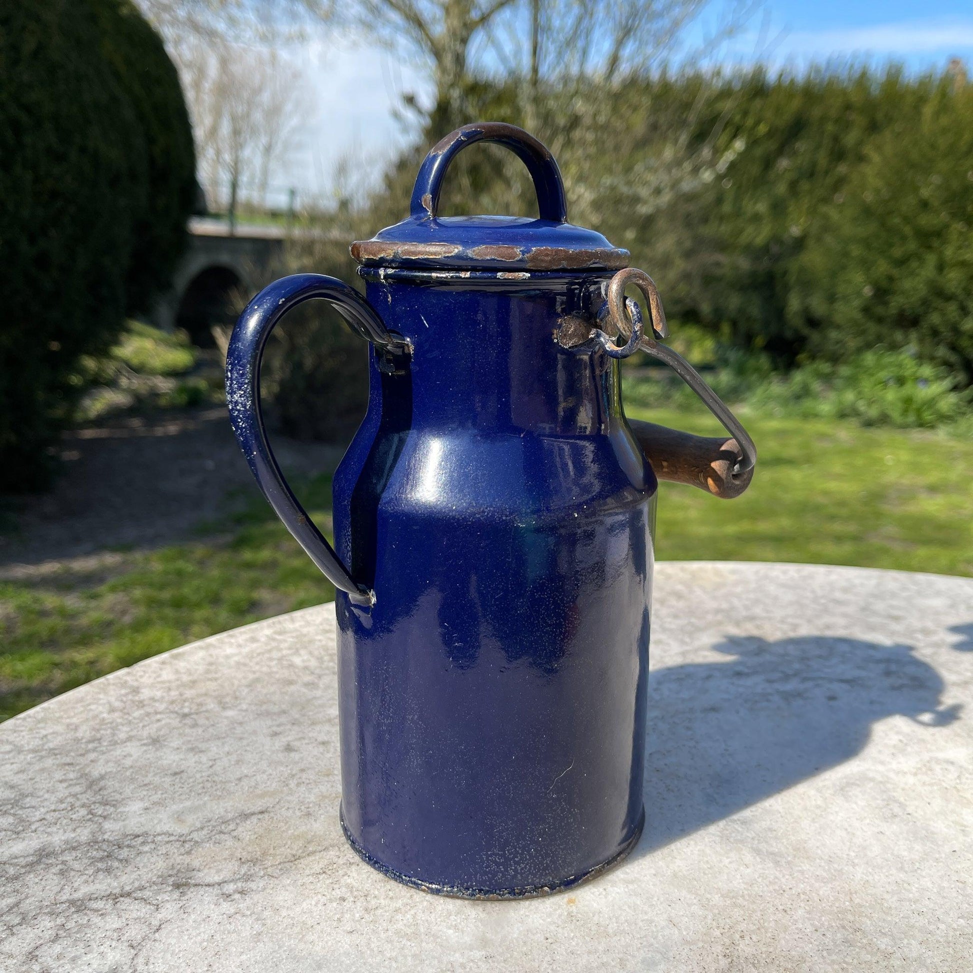 Blauwe emaille melkbus met deksel en houten handvat - Bamestra Curiosa
