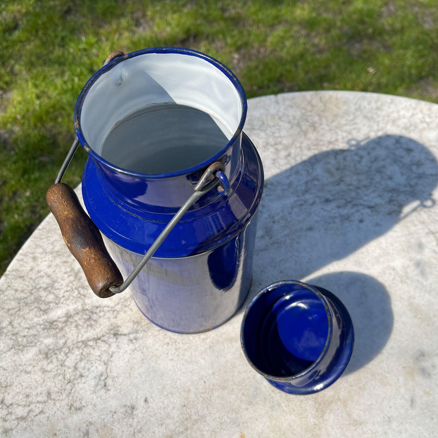 Blauwe emaille melkbus met deksel en houten handvat - Bamestra Curiosa
