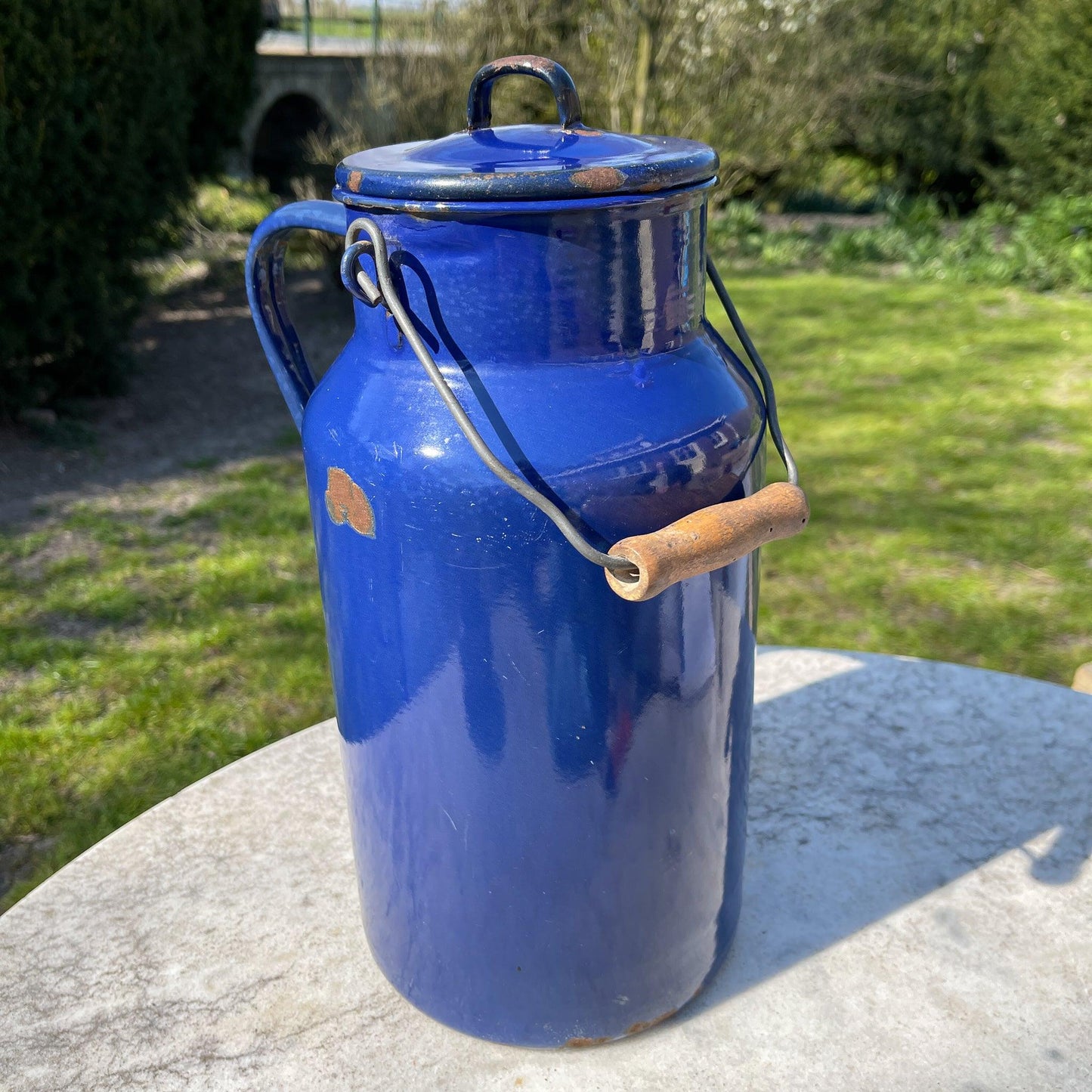 Blauwe emaille melkbus met deksel en houten handvat - Bamestra Curiosa