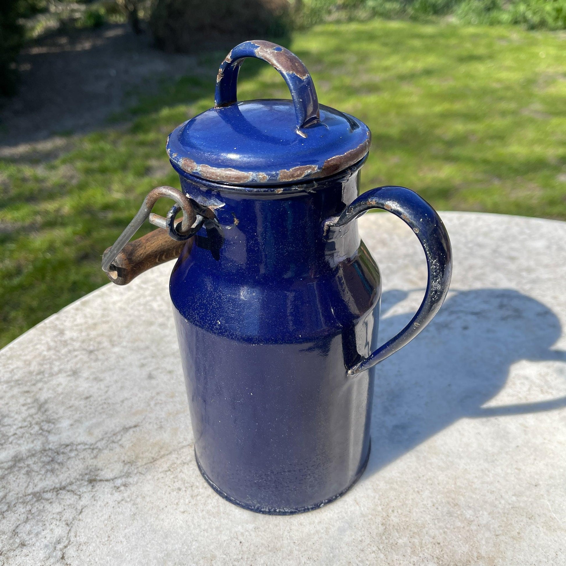 Blauwe emaille melkbus met deksel en houten handvat - Bamestra Curiosa