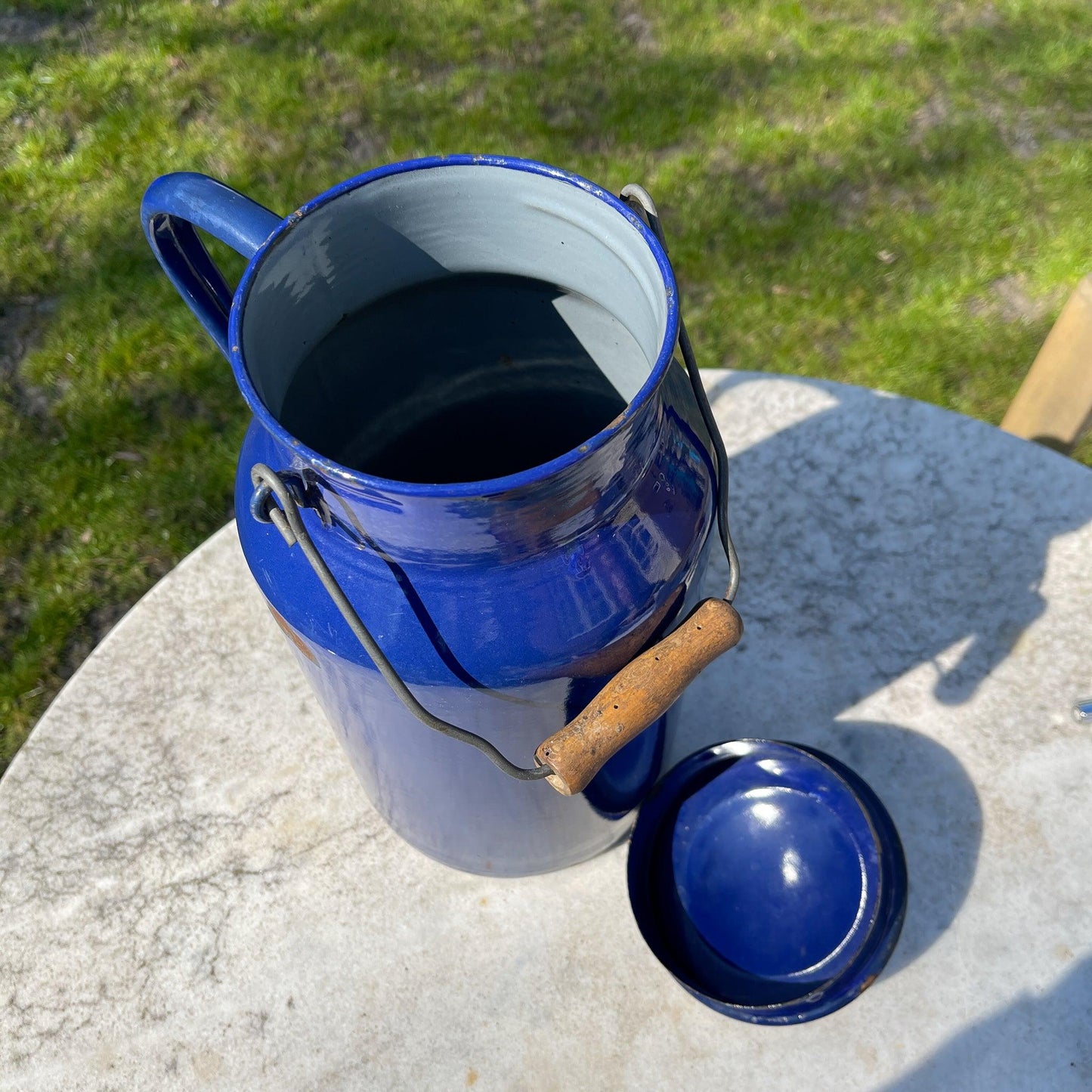 Blauwe emaille melkbus met deksel en houten handvat - Bamestra Curiosa