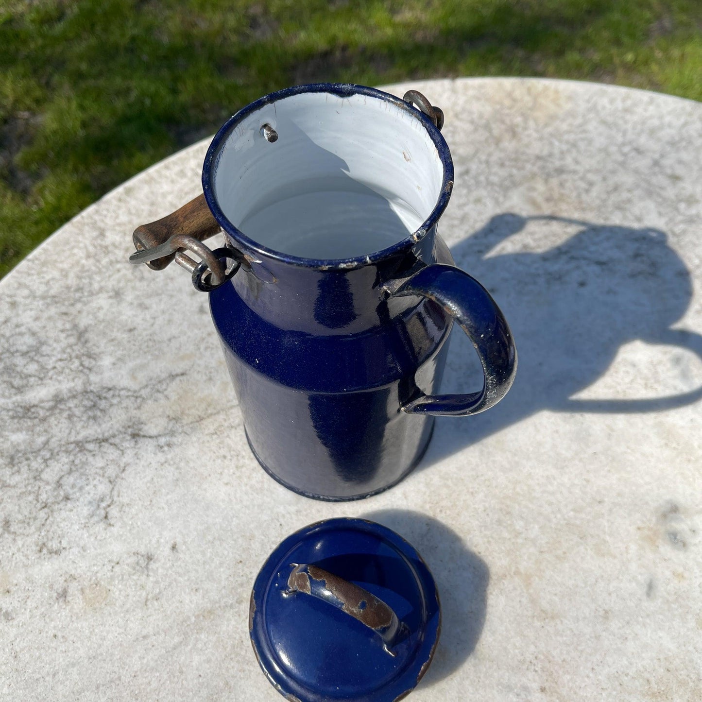 Blauwe emaille melkbus met deksel en houten handvat - Bamestra Curiosa