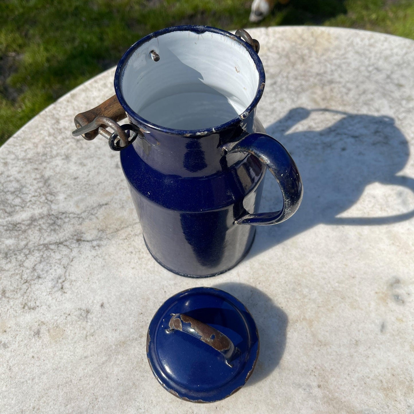 Blauwe emaille melkbus met deksel en houten handvat - Bamestra Curiosa