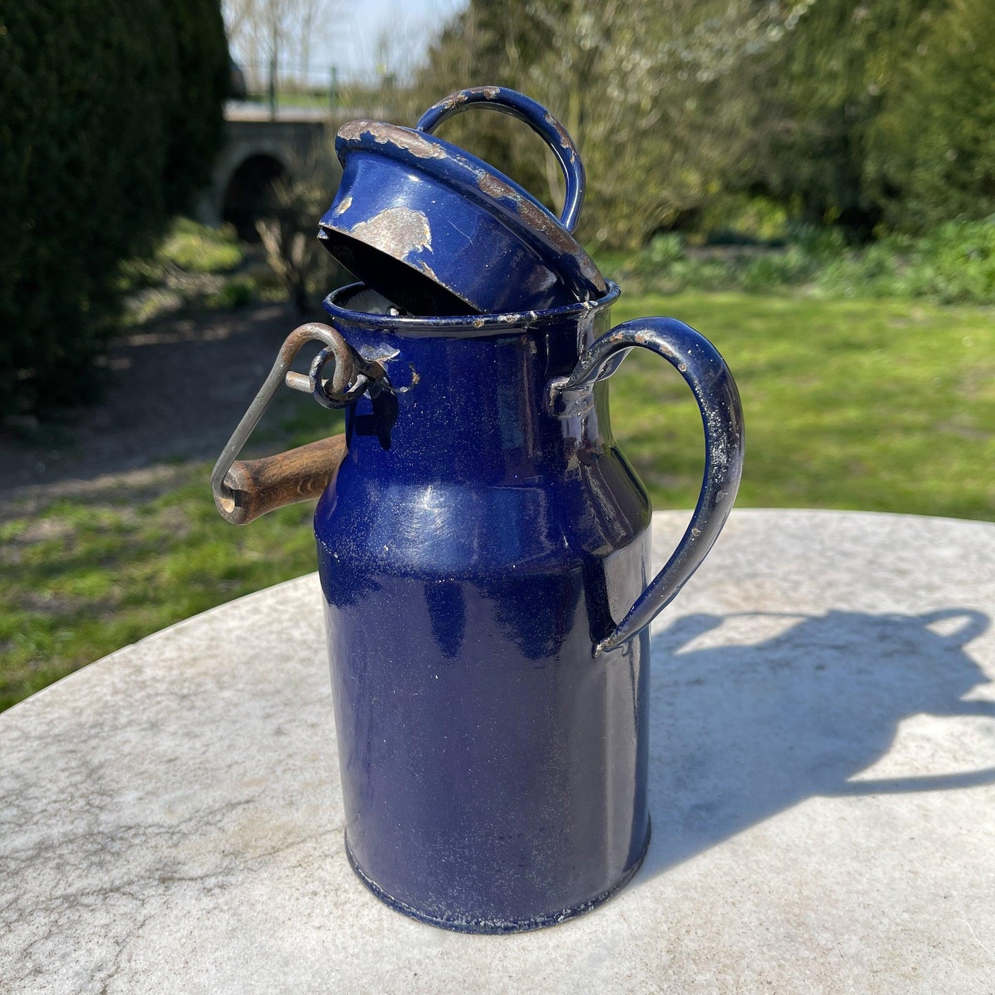 Blauwe emaille melkbus met deksel en houten handvat - Bamestra Curiosa