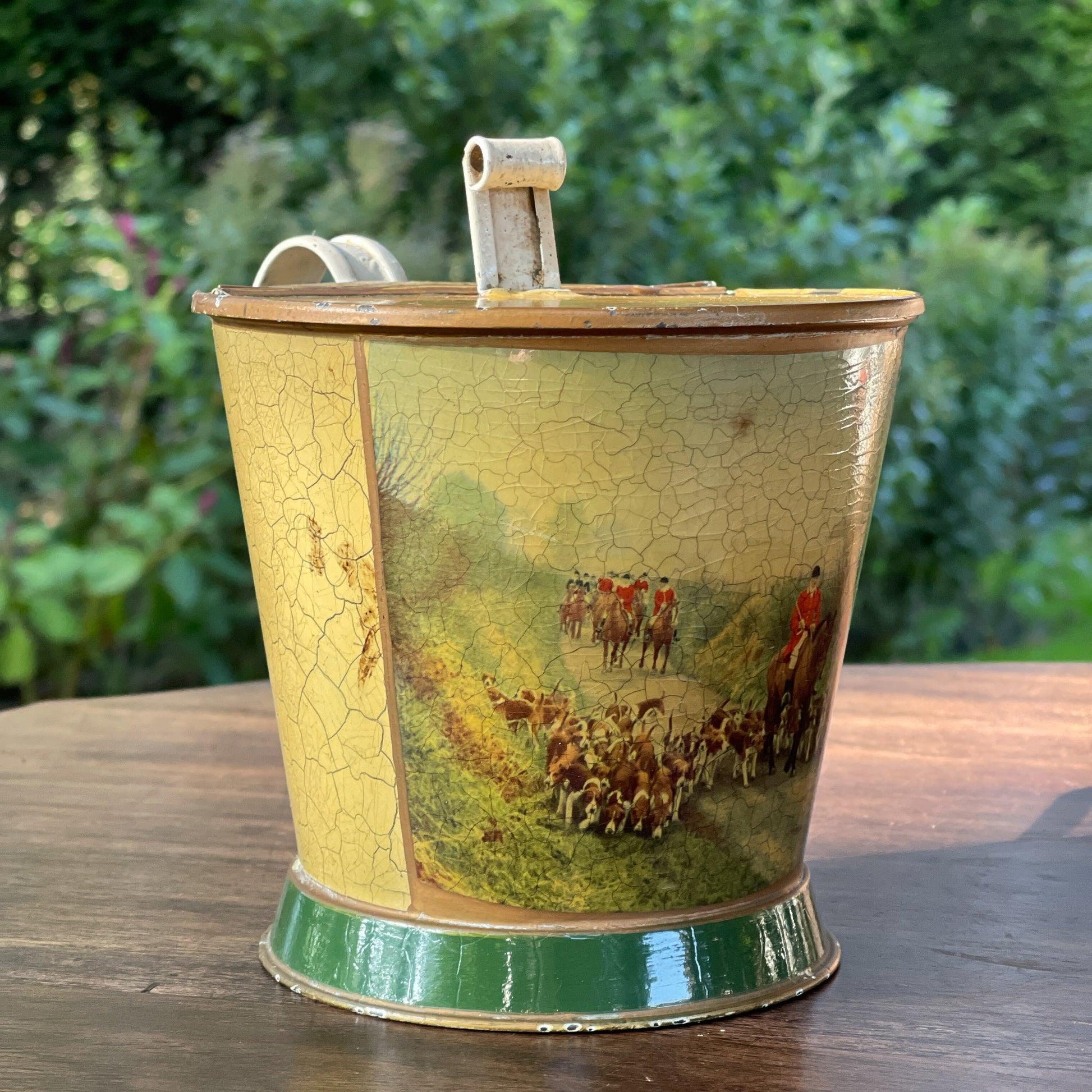 Blik met handgreep en klep met jacht tafereel - The Collectionist