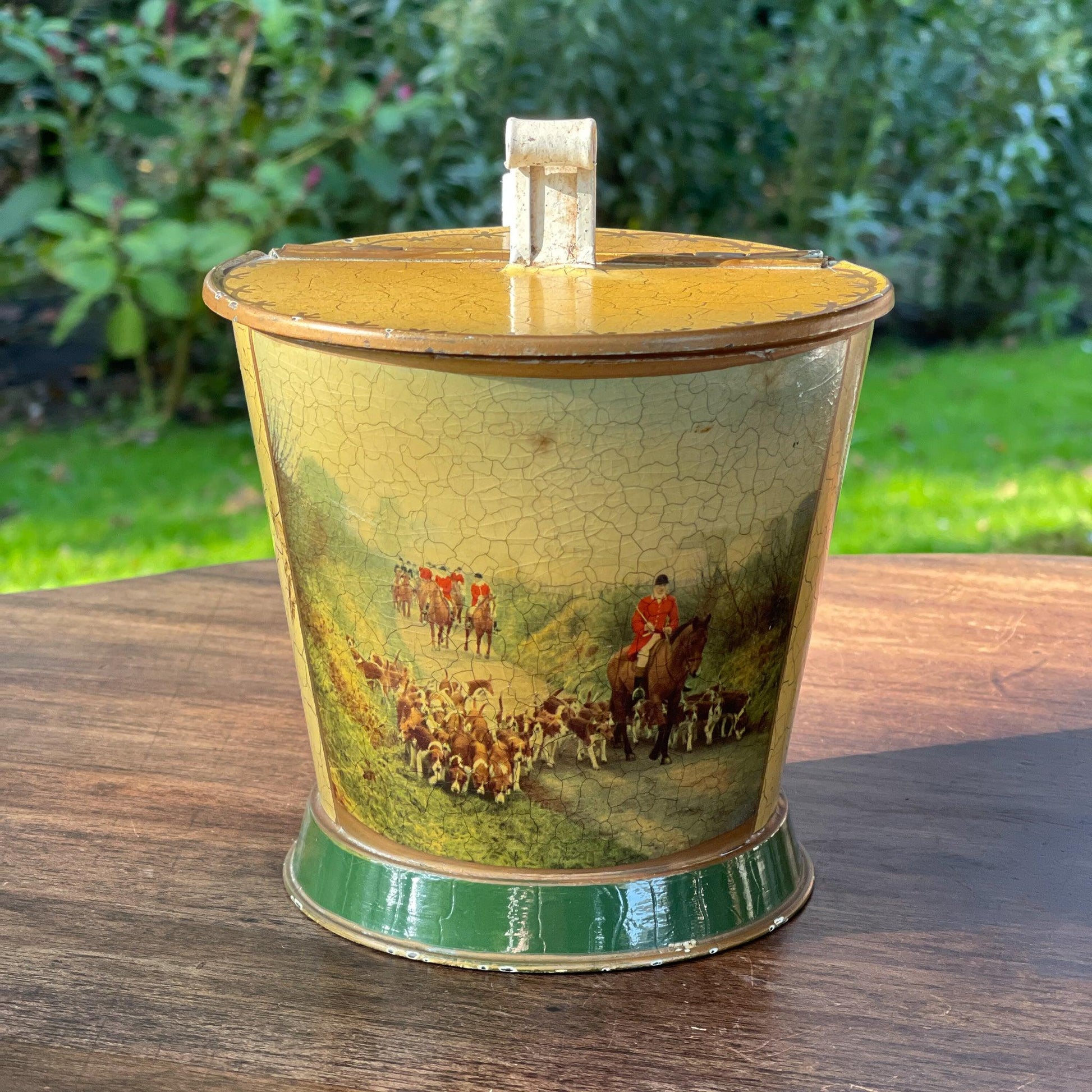 Blik met handgreep en klep met jacht tafereel - The Collectionist