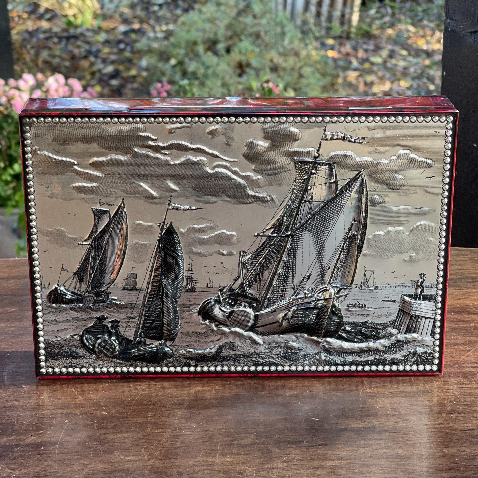 Blik met zeilschepen in reliëf - Bamestra Curiosa