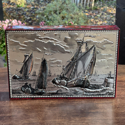 Blik met zeilschepen in reliëf - Bamestra Curiosa