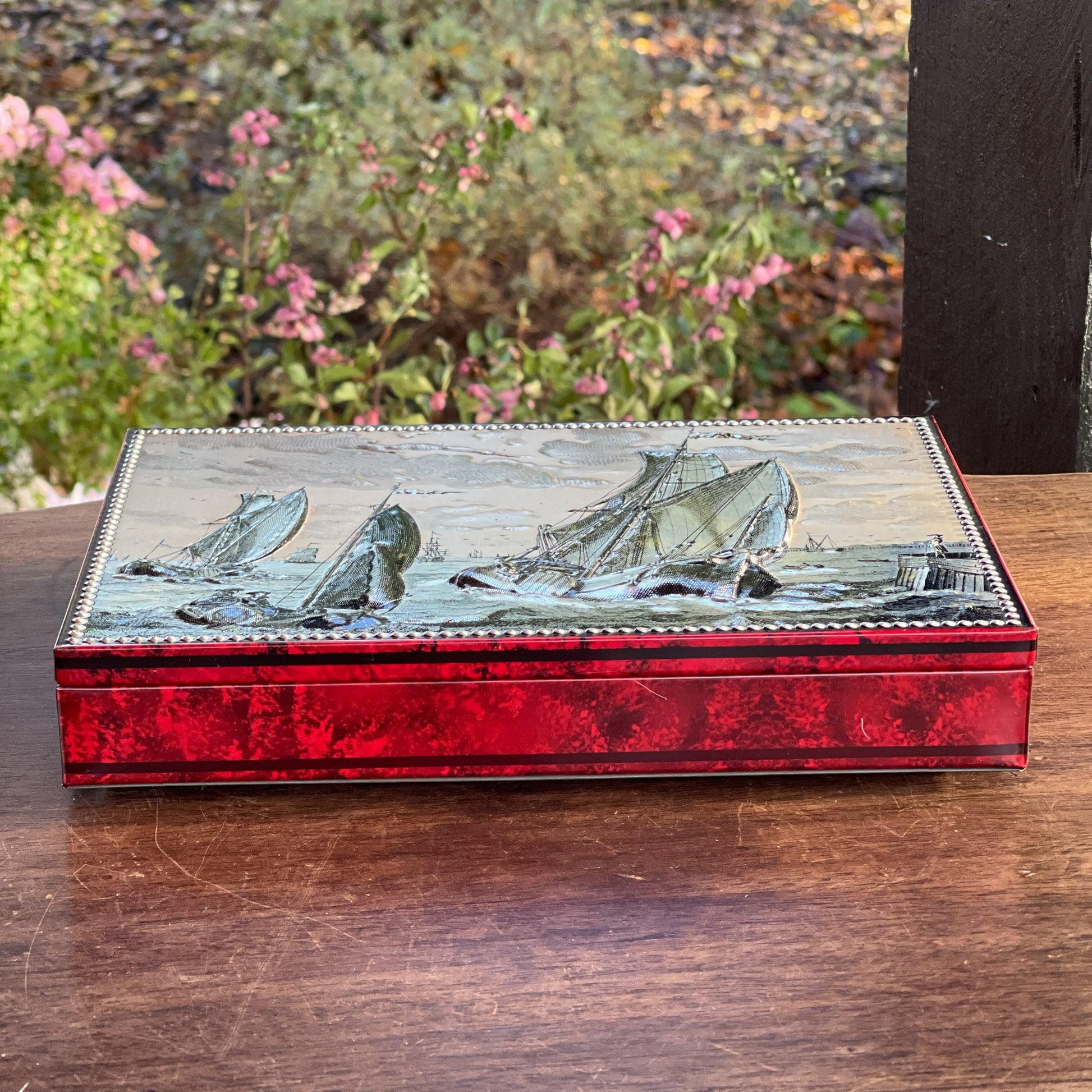 Blik met zeilschepen in reliëf - Bamestra Curiosa