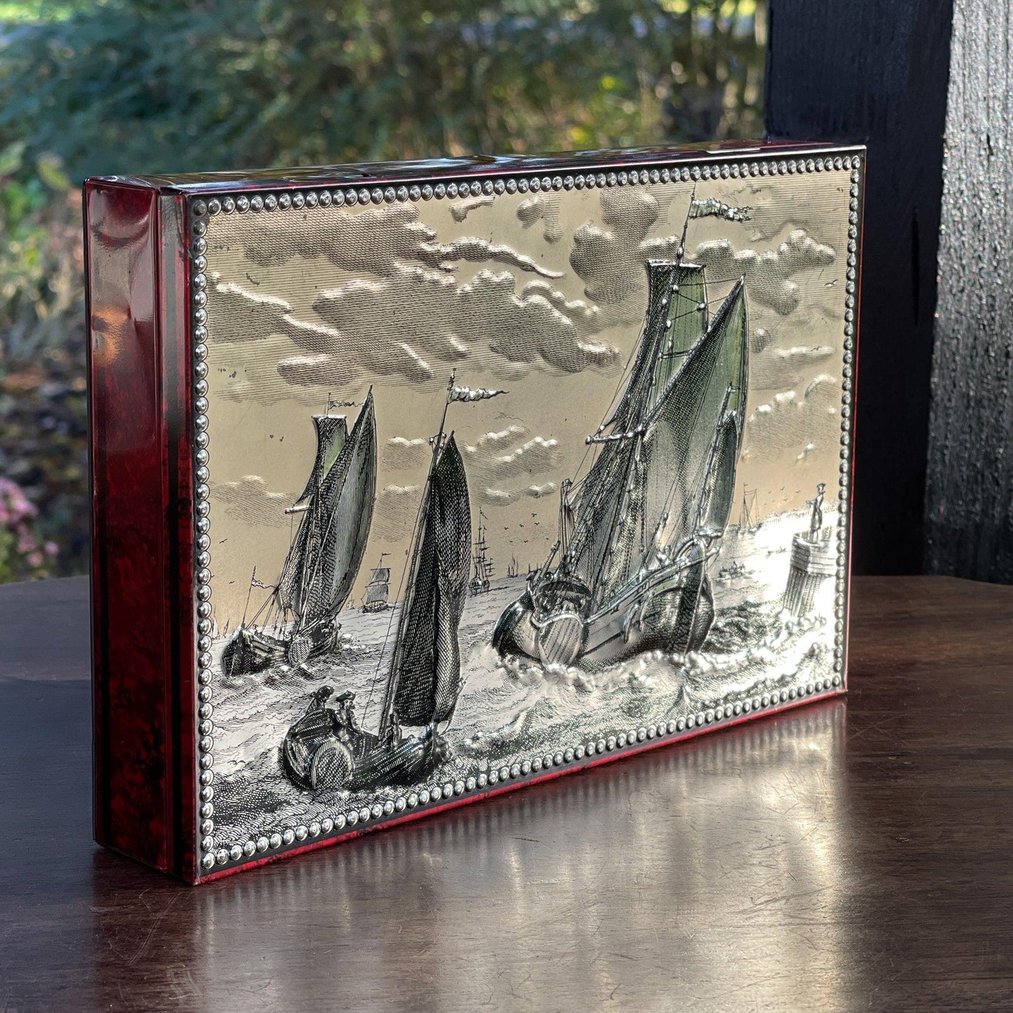 Blik met zeilschepen in reliëf - Bamestra Curiosa