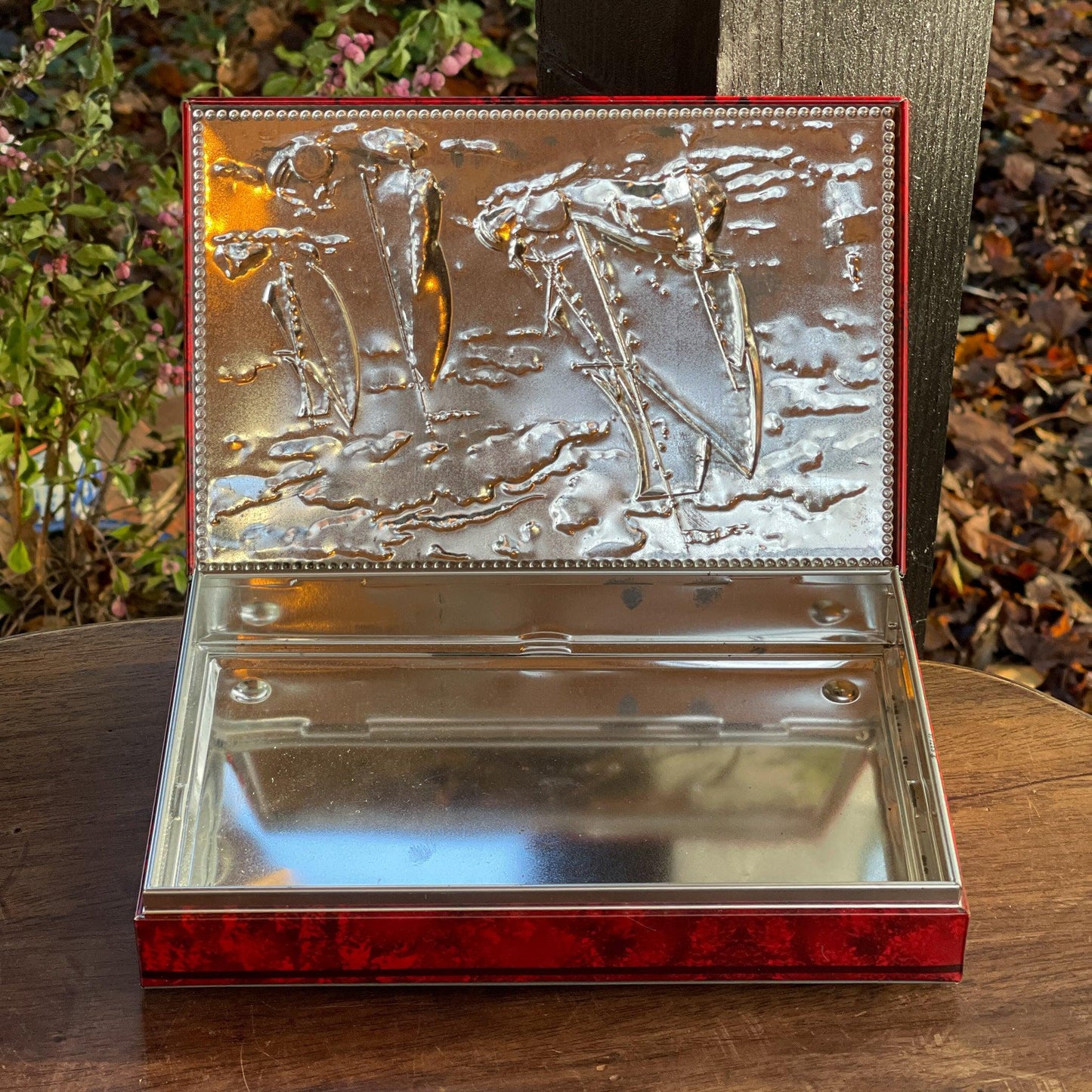 Blik met zeilschepen in reliëf - Bamestra Curiosa