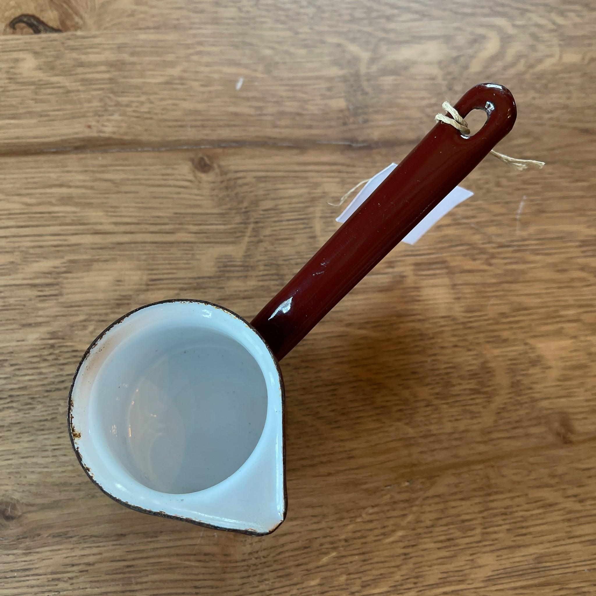 Bruin emaille schenkkannetje - The Collectionist