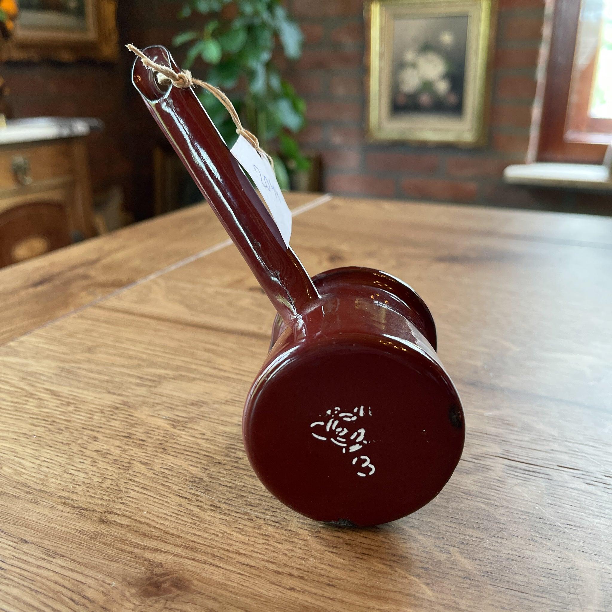 Bruin emaille schenkkannetje - The Collectionist