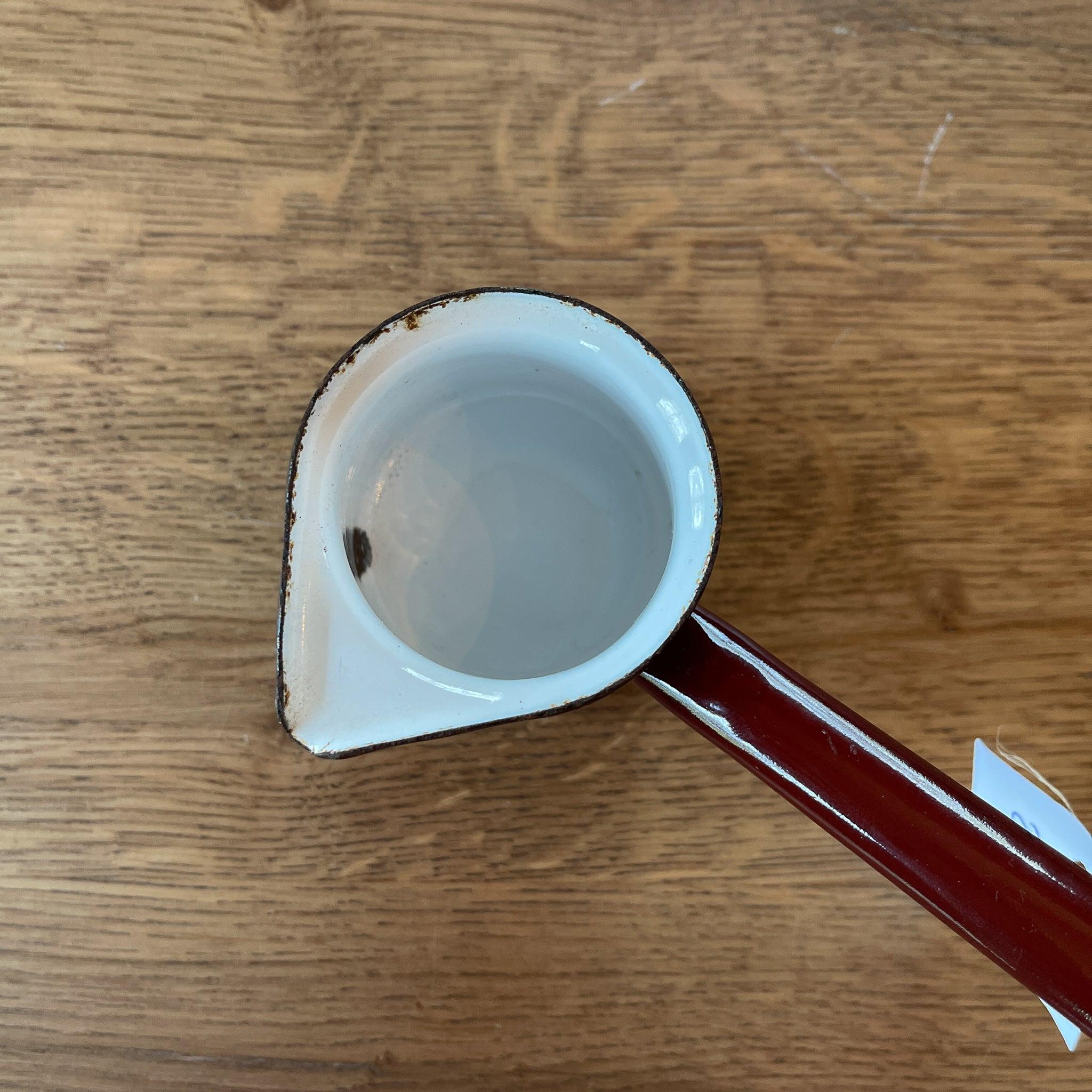 Bruin emaille schenkkannetje - The Collectionist