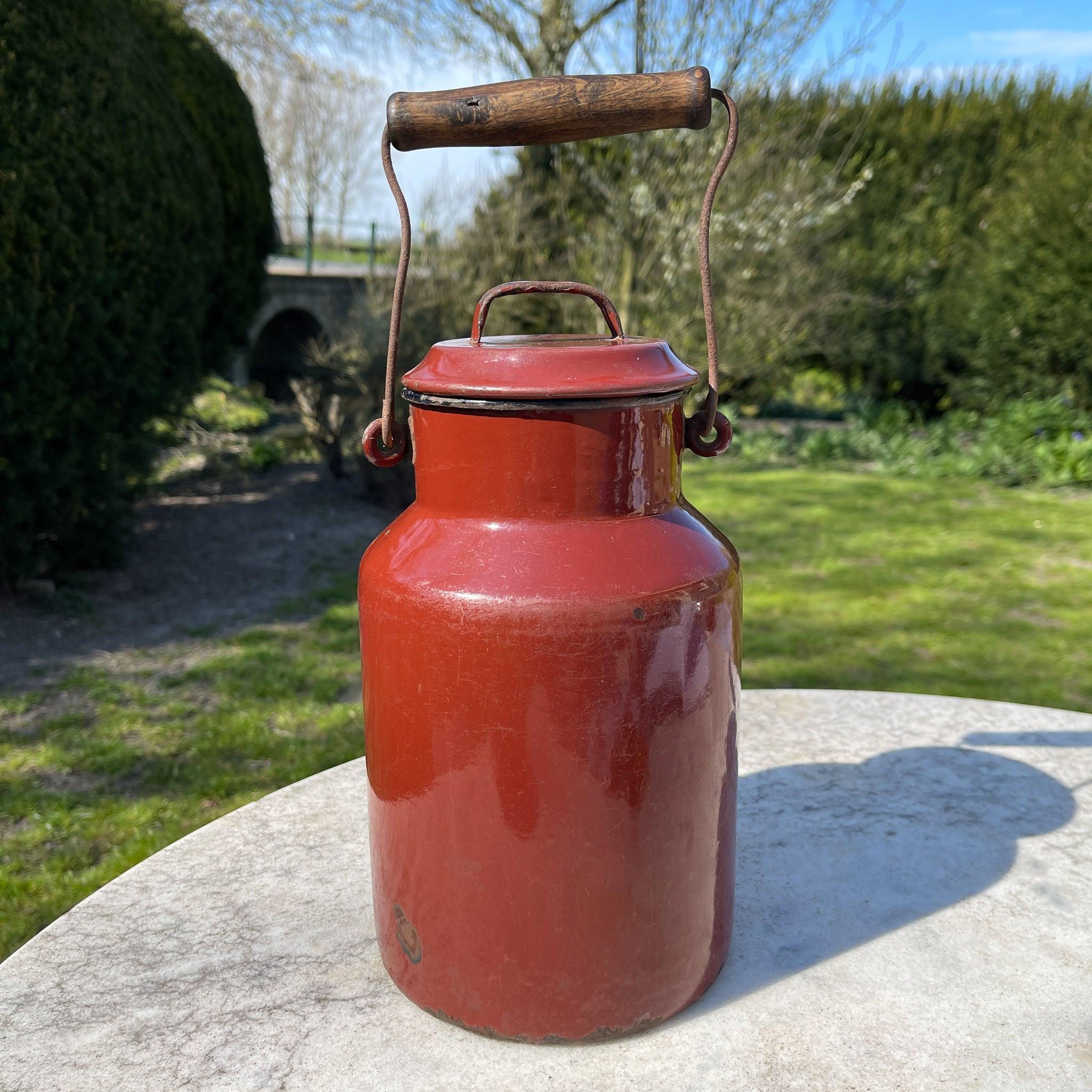 Bruine emaille melkbus met deksel en houten handvat - Bamestra Curiosa