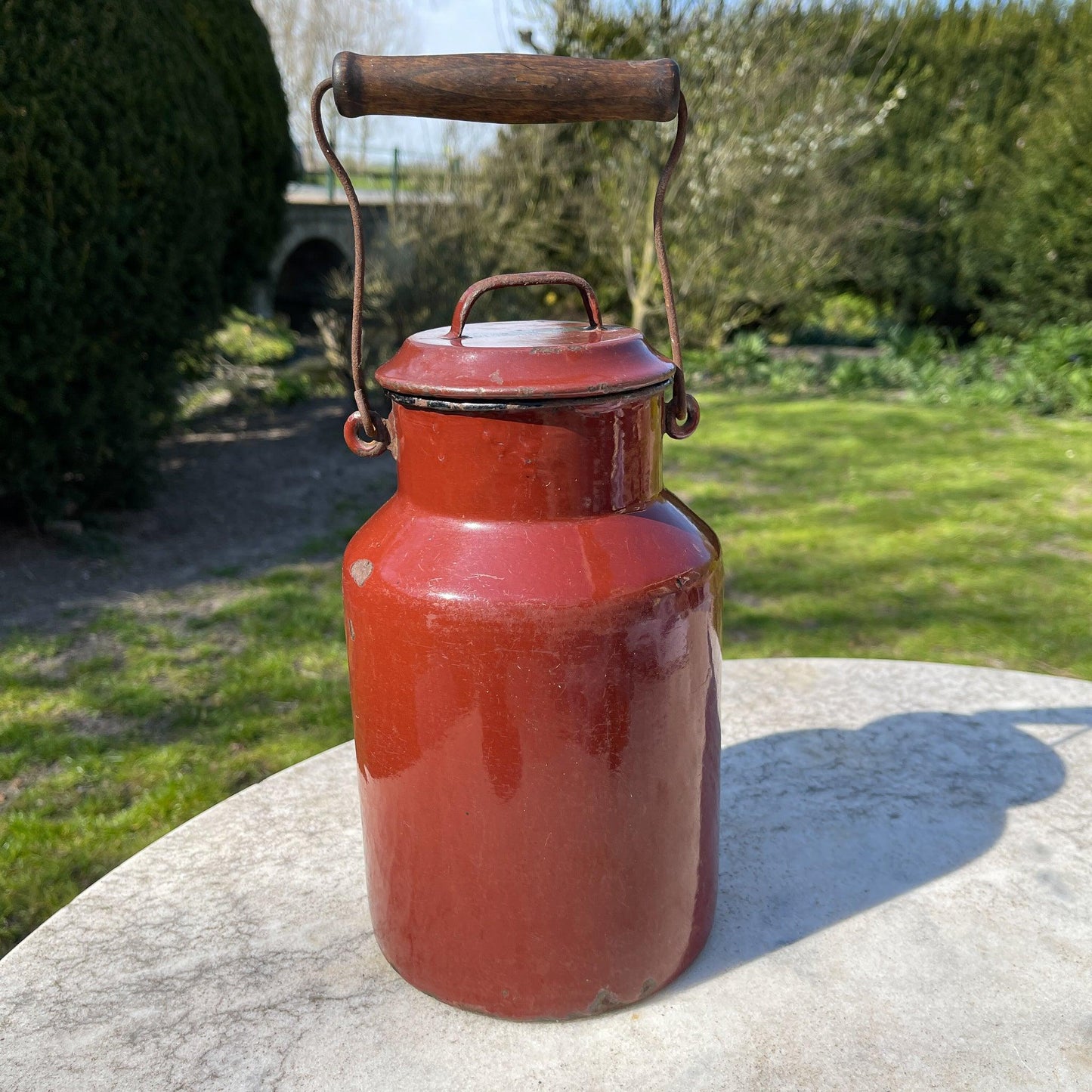 Bruine emaille melkbus met deksel en houten handvat - Bamestra Curiosa
