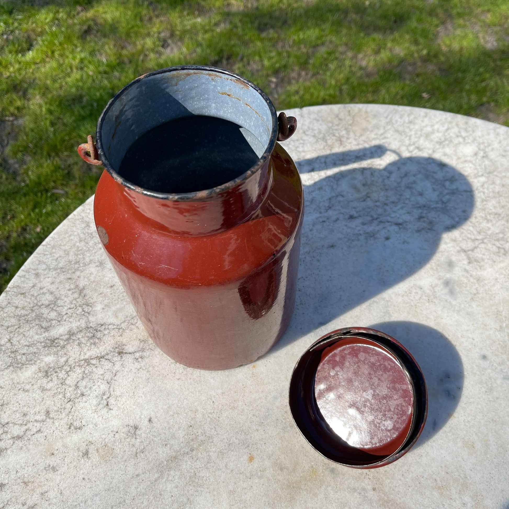 Bruine emaille melkbus met deksel en houten handvat - Bamestra Curiosa