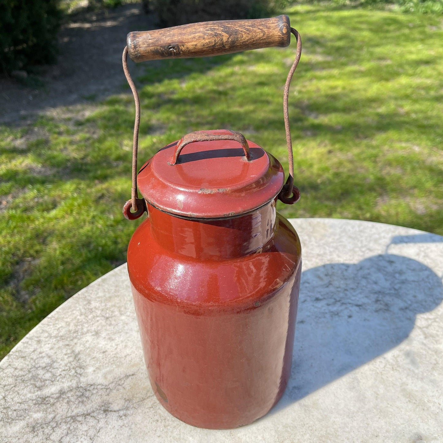 Bruine emaille melkbus met deksel en houten handvat - Bamestra Curiosa
