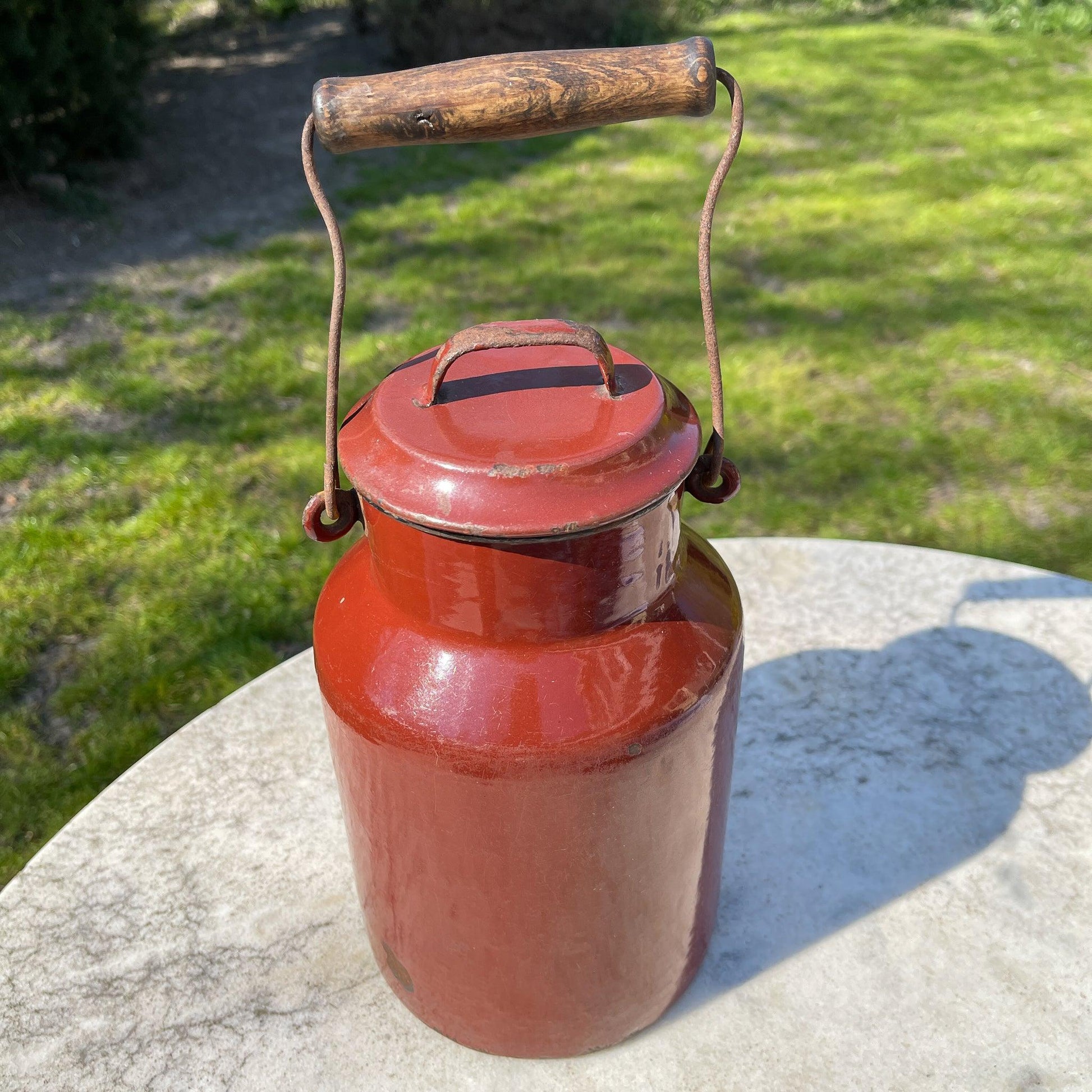 Bruine emaille melkbus met deksel en houten handvat - Bamestra Curiosa