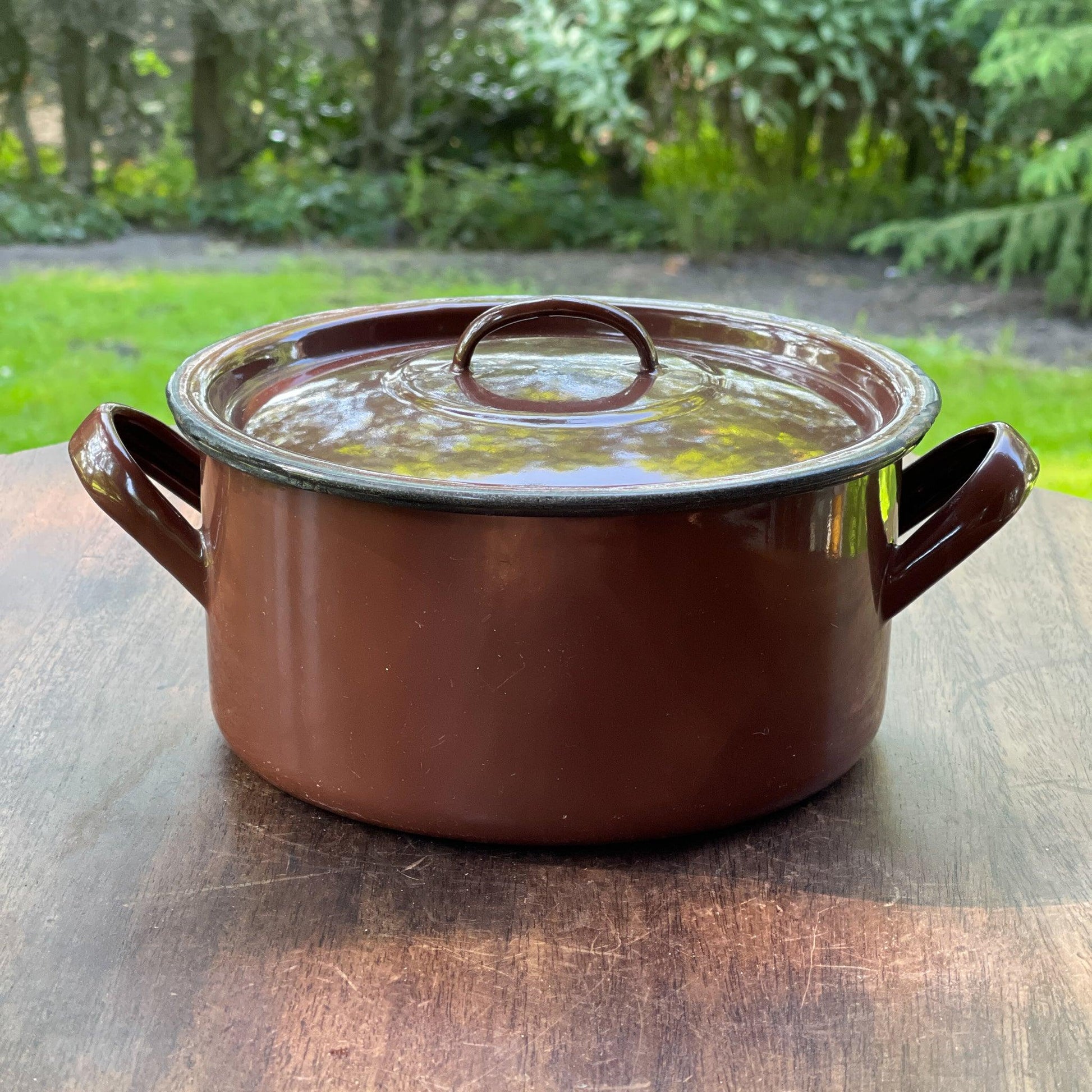 Bruine emaille pan met deksel - Bamestra Curiosa