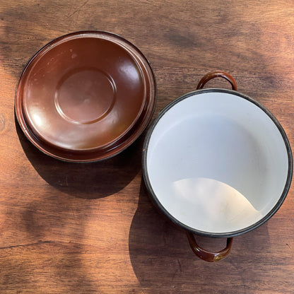 Bruine emaille pan met deksel - Bamestra Curiosa