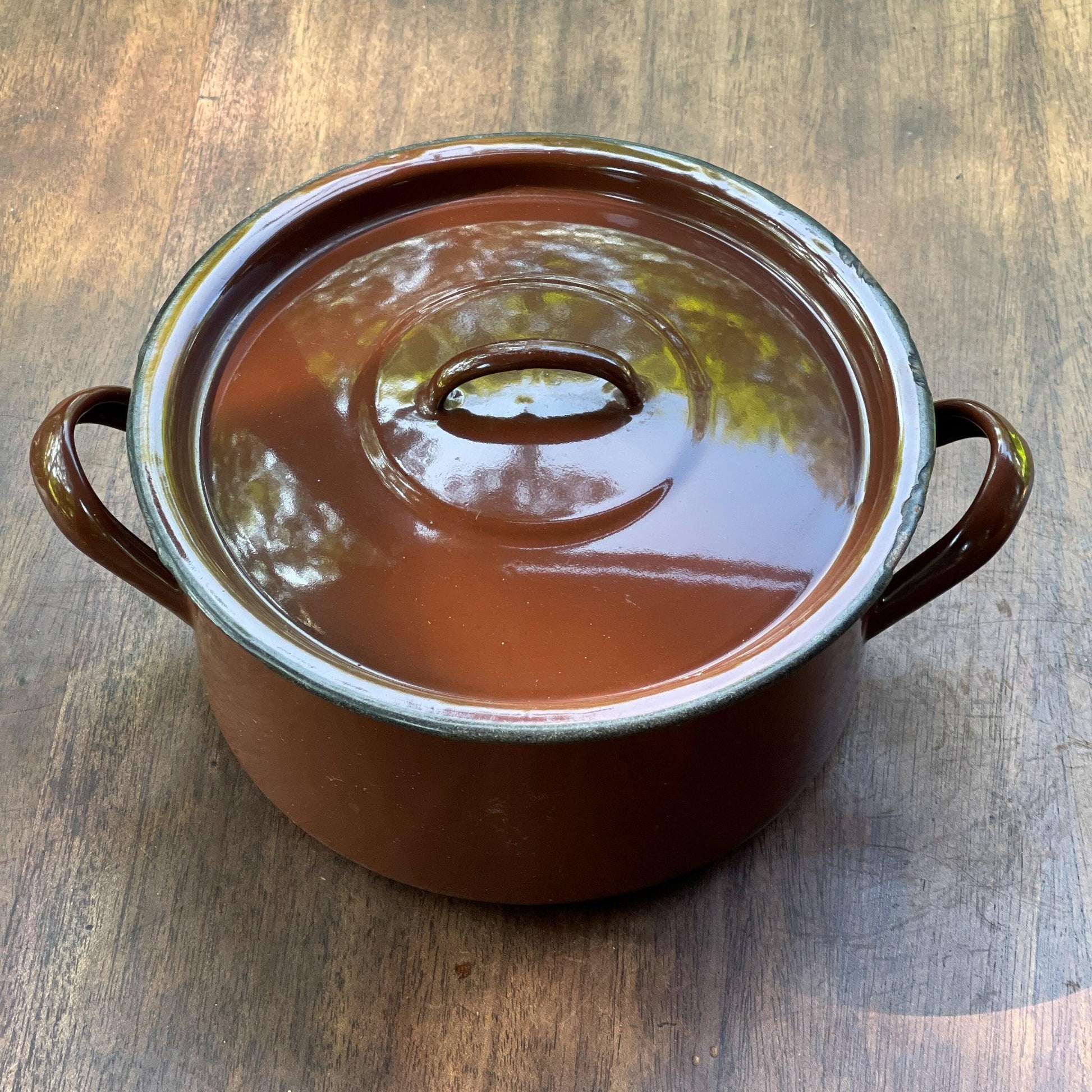 Bruine emaille pan met deksel - Bamestra Curiosa