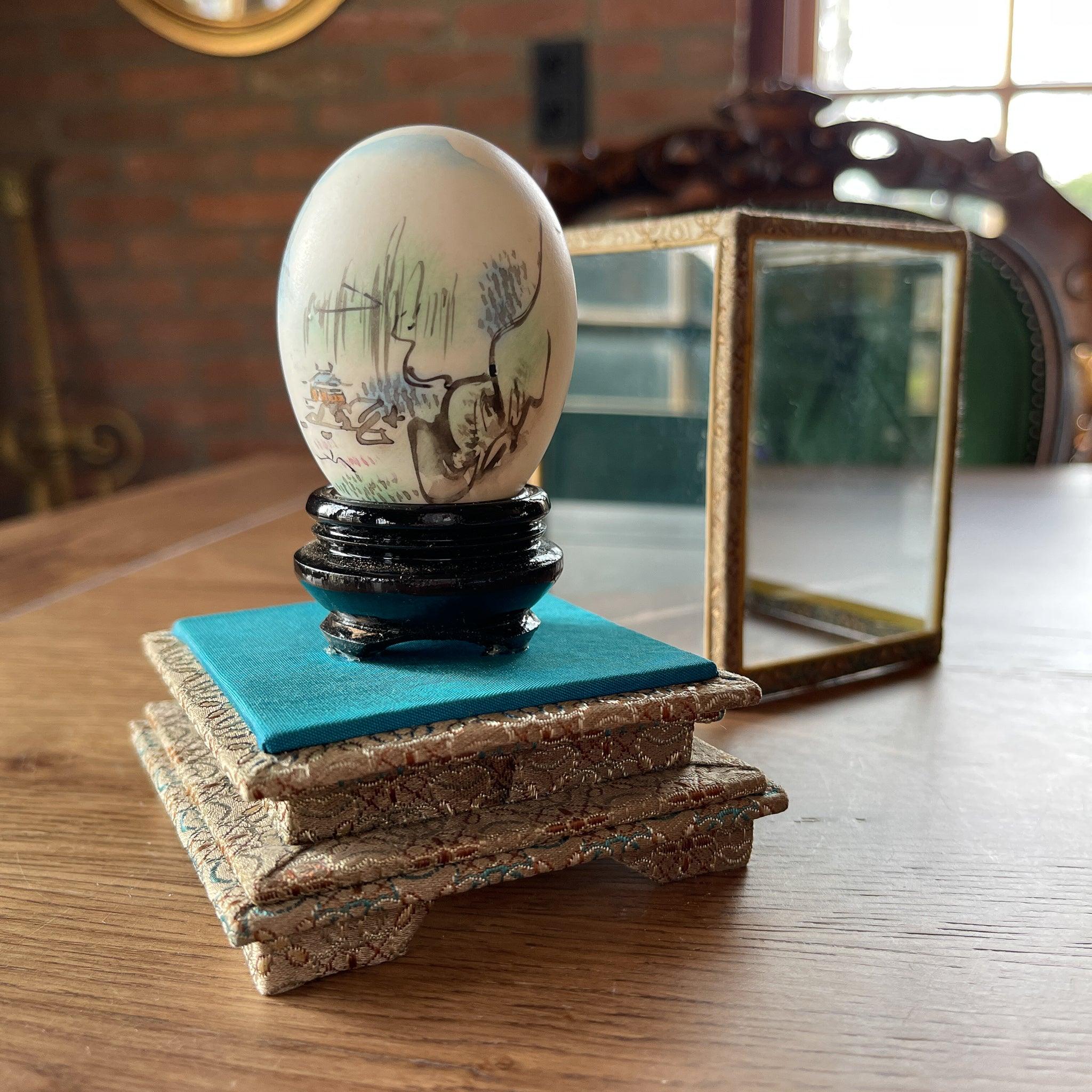 Chinees handbeschilderd ei in display - The Collectionist