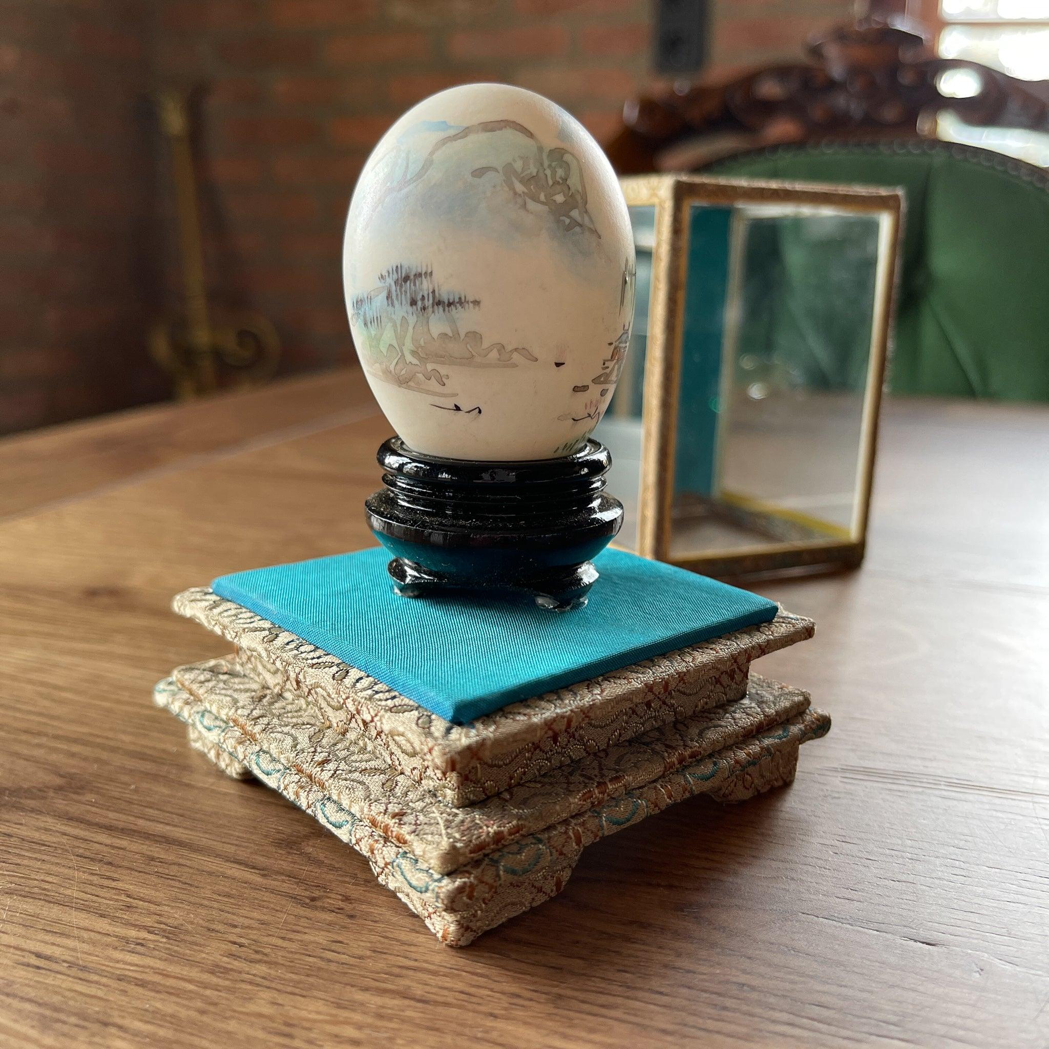 Chinees handbeschilderd ei in display - The Collectionist