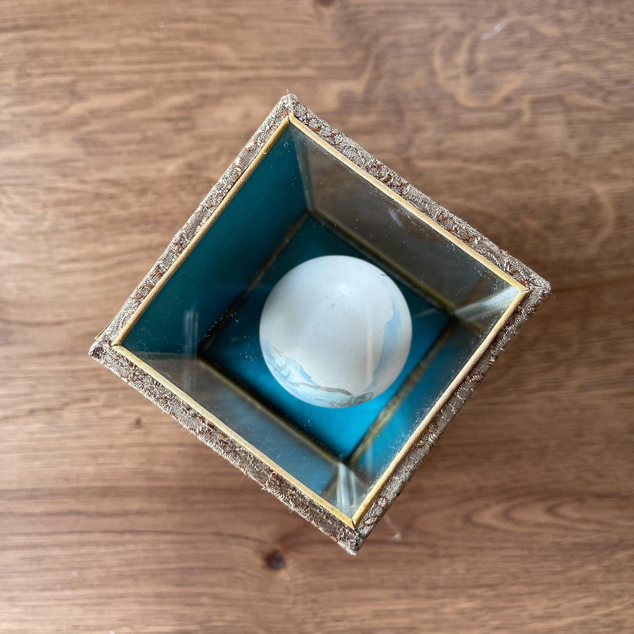 Chinees handbeschilderd ei in display - The Collectionist