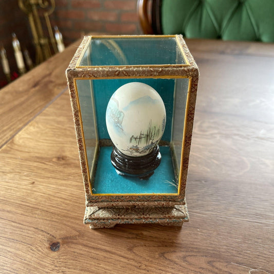 Chinees handbeschilderd ei in display - Bamestra Curiosa