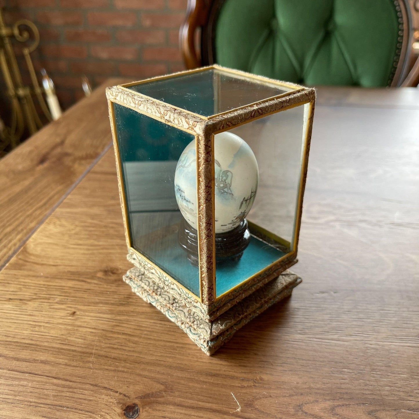 Chinees handbeschilderd ei in display - Bamestra Curiosa