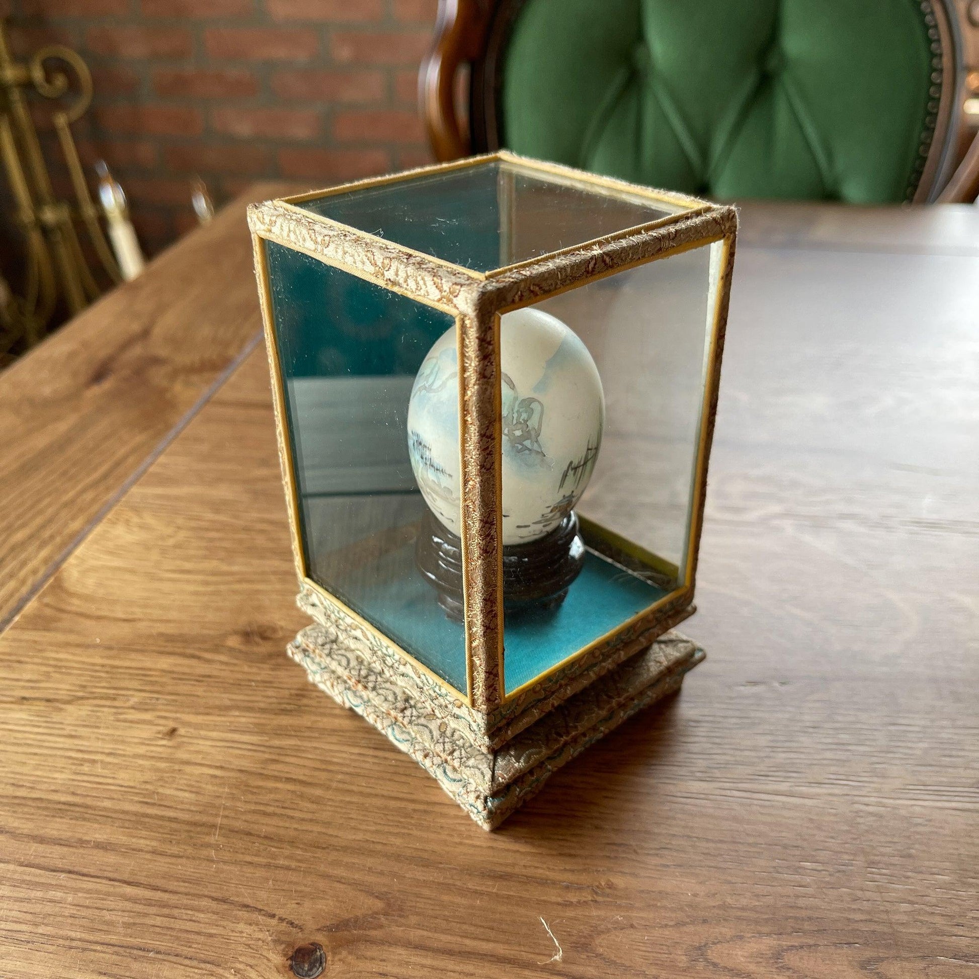 Chinees handbeschilderd ei in display - Bamestra Curiosa