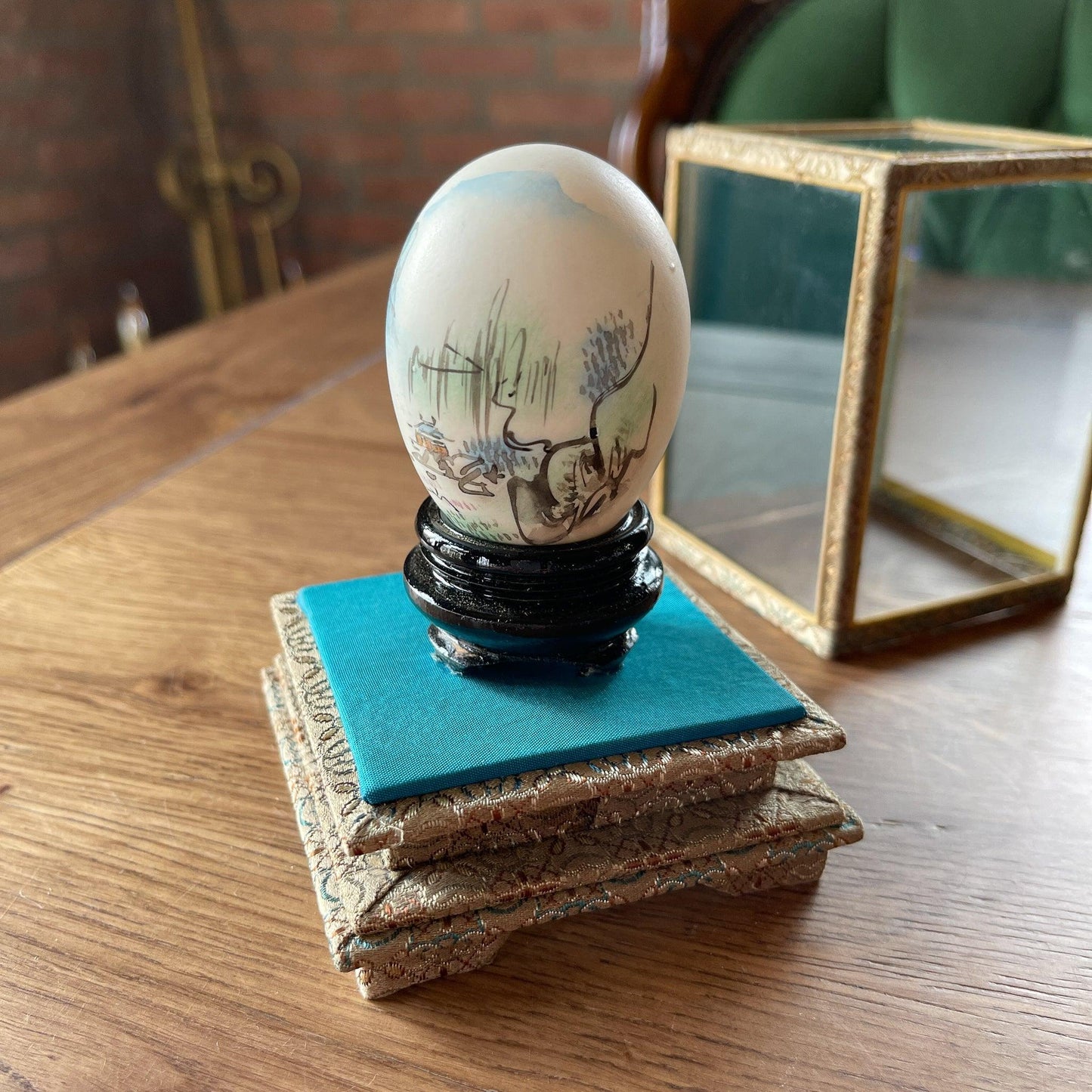 Chinees handbeschilderd ei in display - Bamestra Curiosa