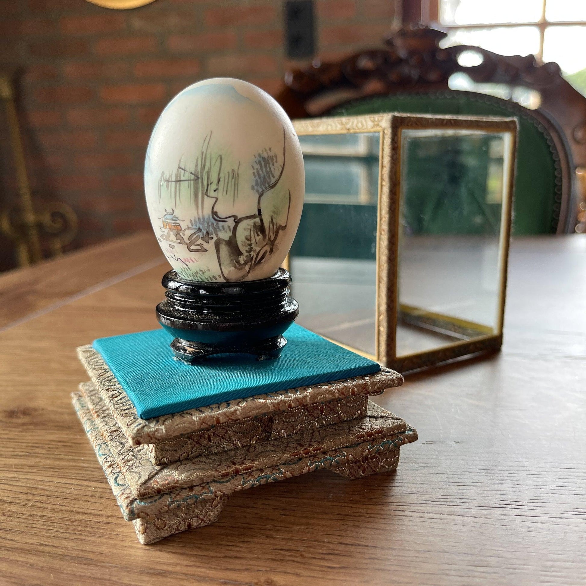 Chinees handbeschilderd ei in display - Bamestra Curiosa