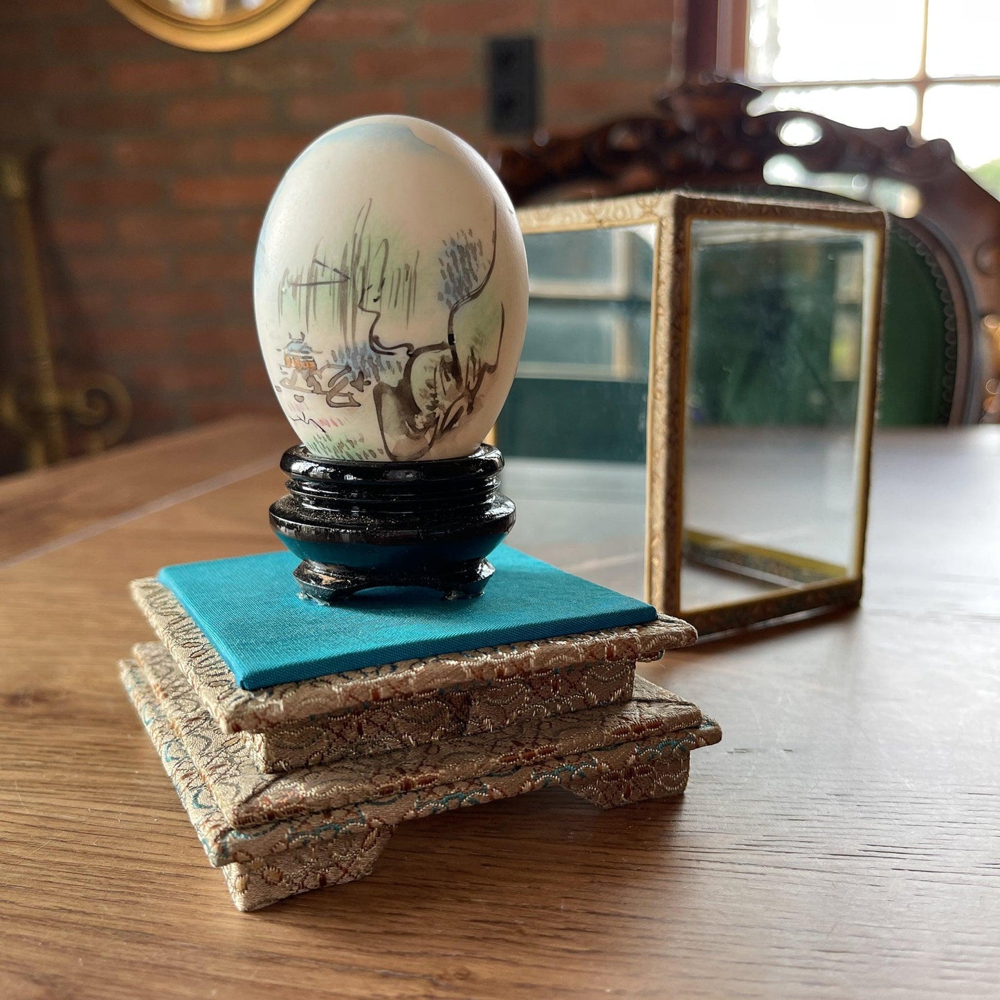 Chinees handbeschilderd ei in display - Bamestra Curiosa