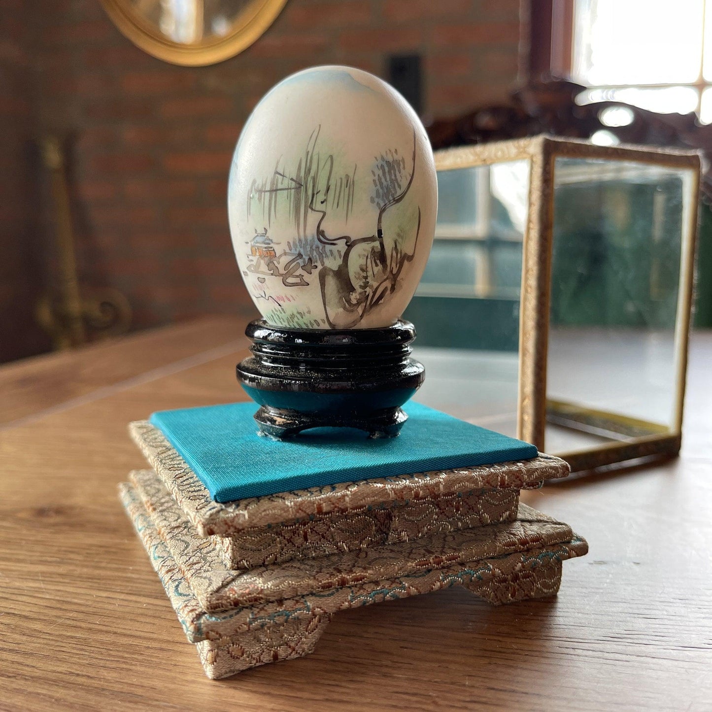 Chinees handbeschilderd ei in display - Bamestra Curiosa