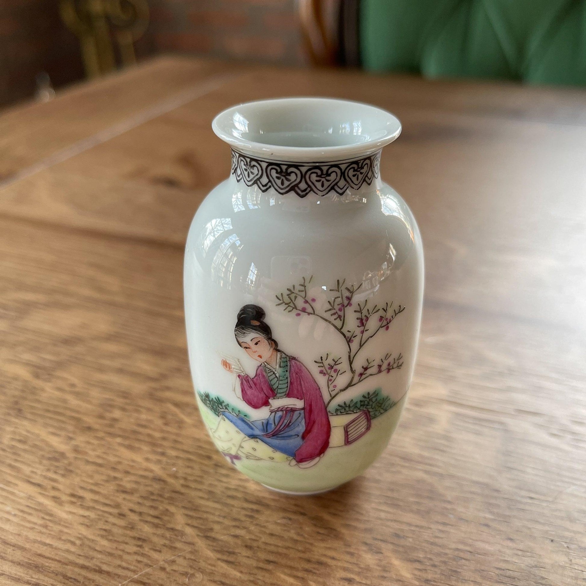 Chinees porseleinen vaasje handgeschilderd - Bamestra Curiosa