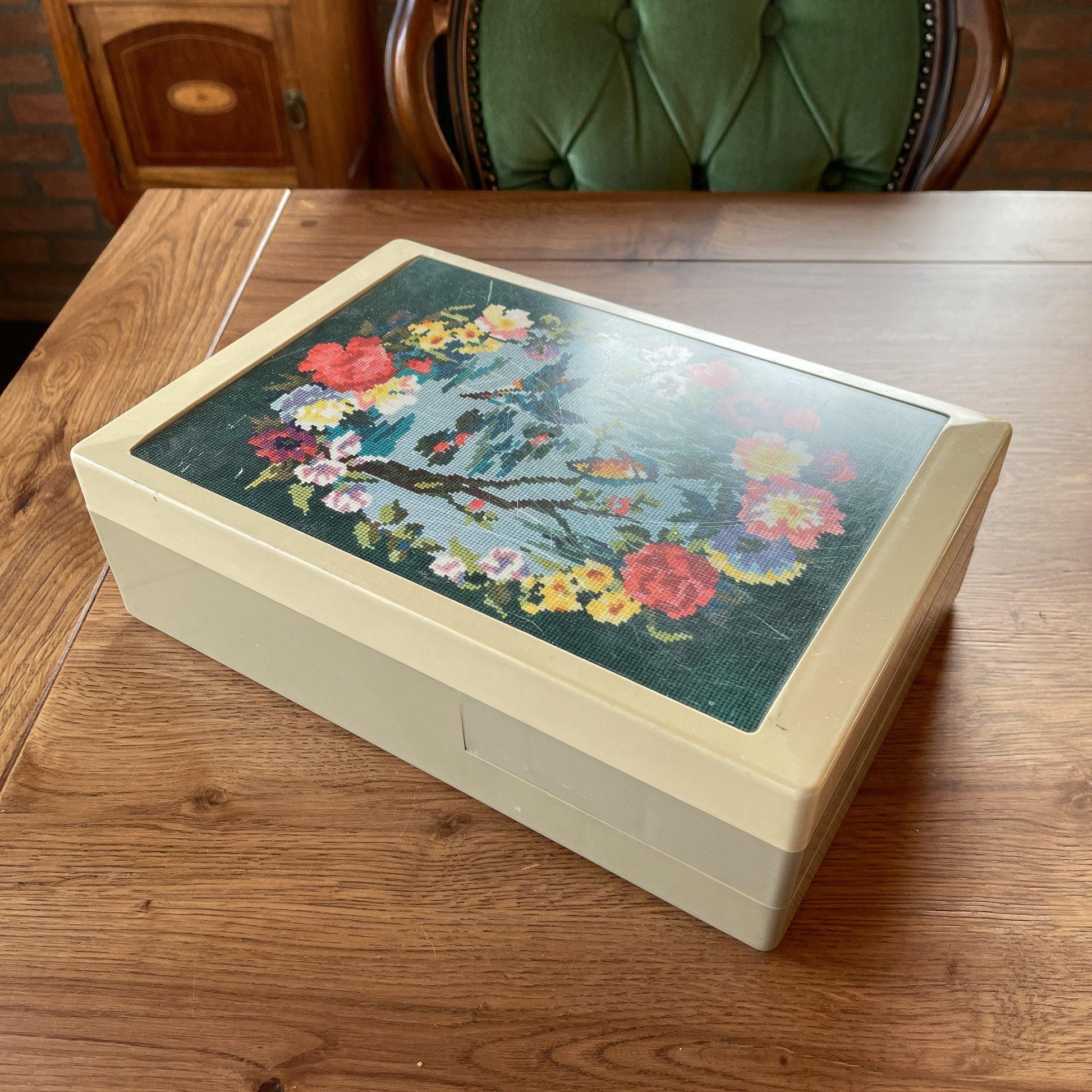 Doos voor naaigerei - Bamestra Curiosa