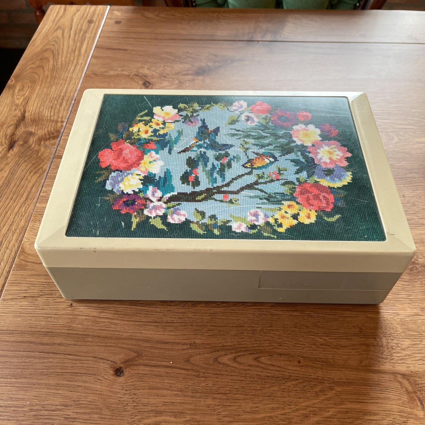 Doos voor naaigerei - Bamestra Curiosa