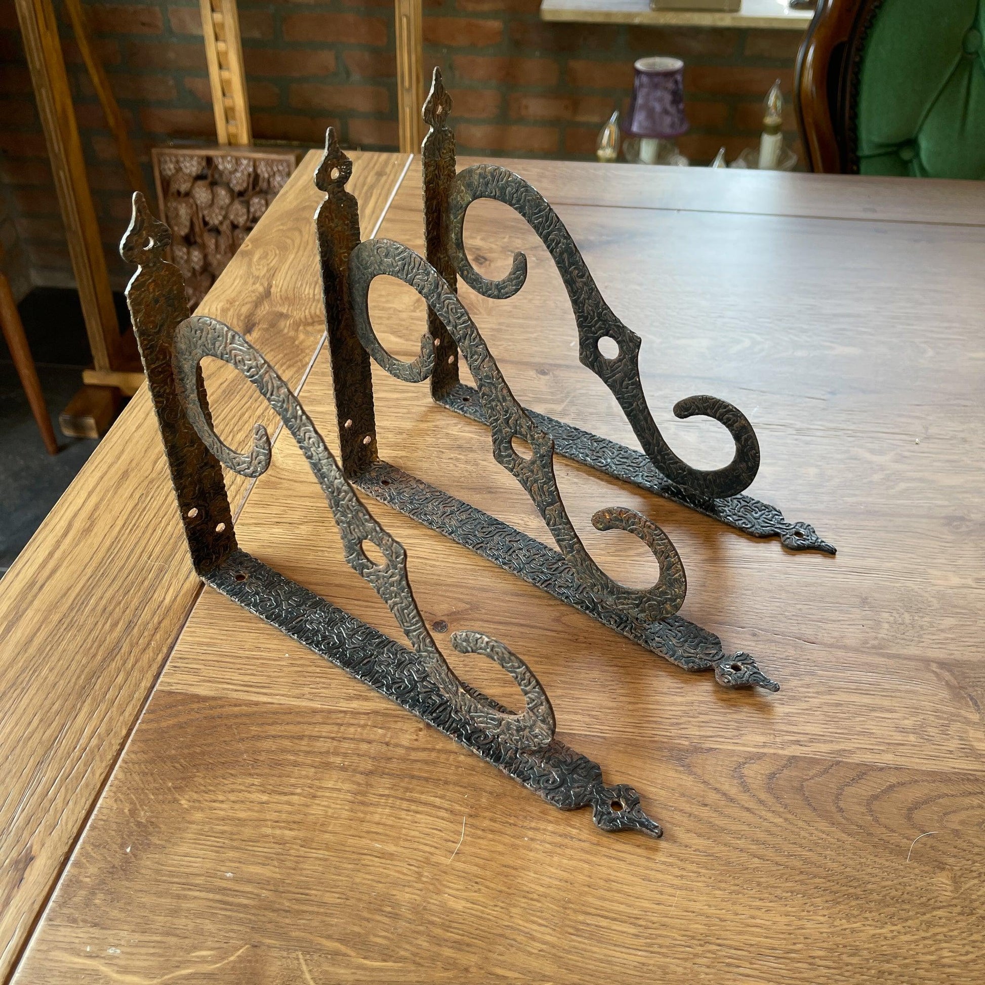 Drie sierlijke plankdragers - Bamestra Curiosa