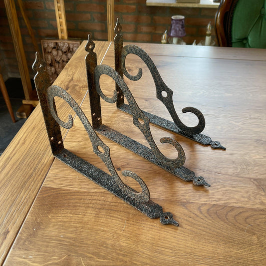 Drie sierlijke plankdragers - Bamestra Curiosa