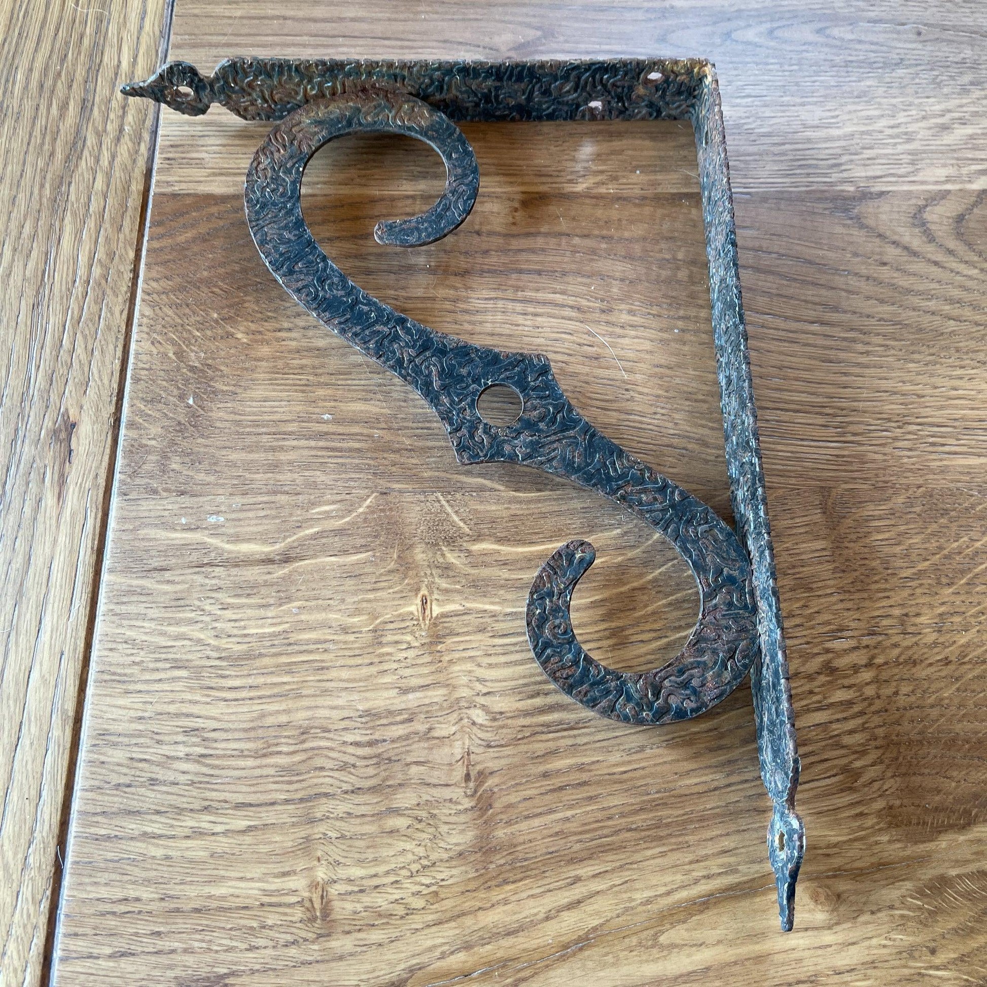 Drie sierlijke plankdragers - Bamestra Curiosa