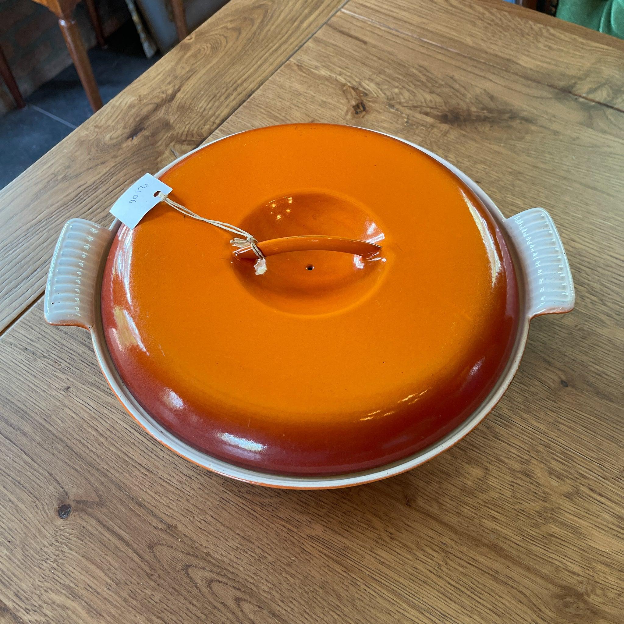 Dru gietijzeren drievaks pan met deksel - The Collectionist